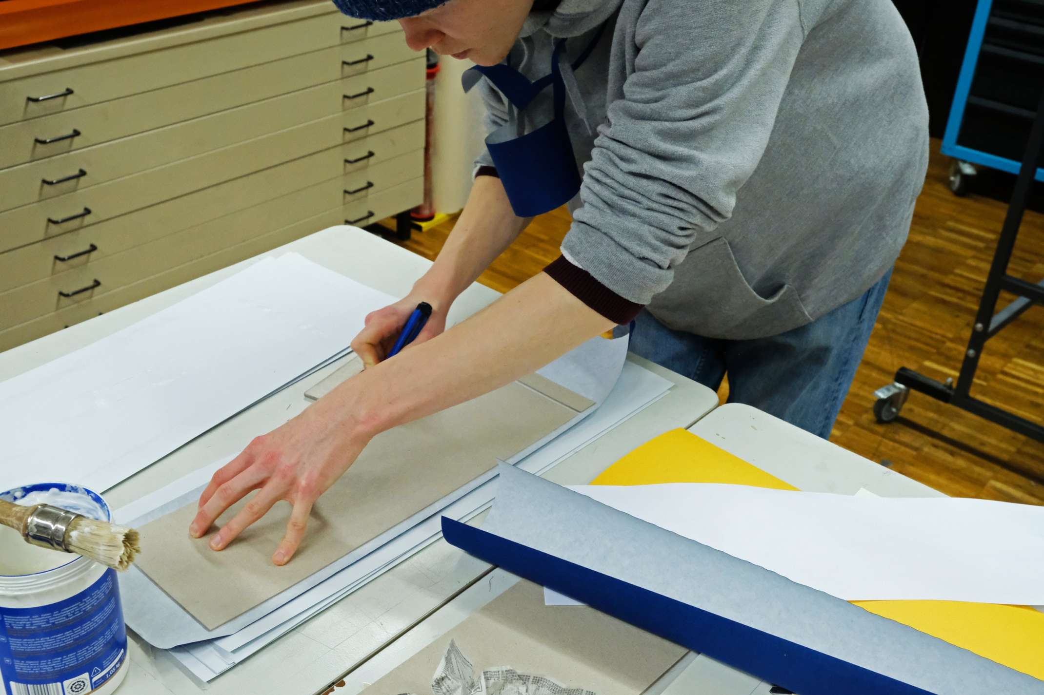 Studentin bei der Arbeit an einem handgebundenen Buch