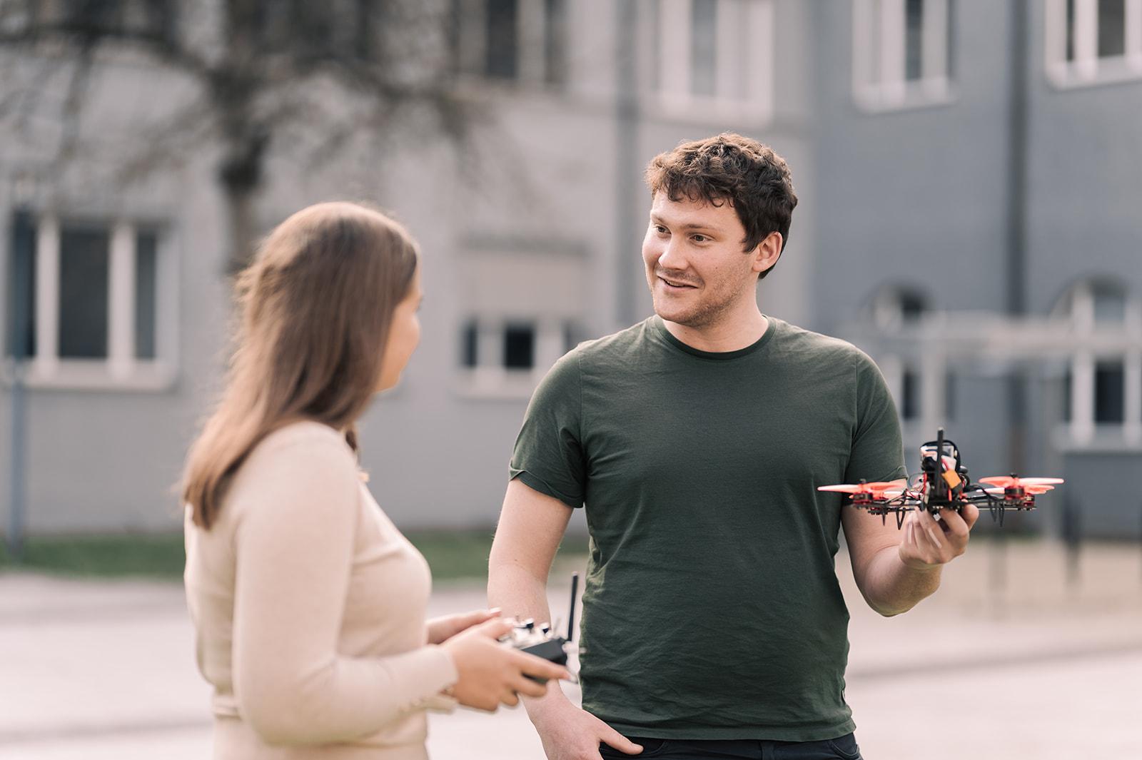 Studierende mit Drohne am Campus am Brunnenlech