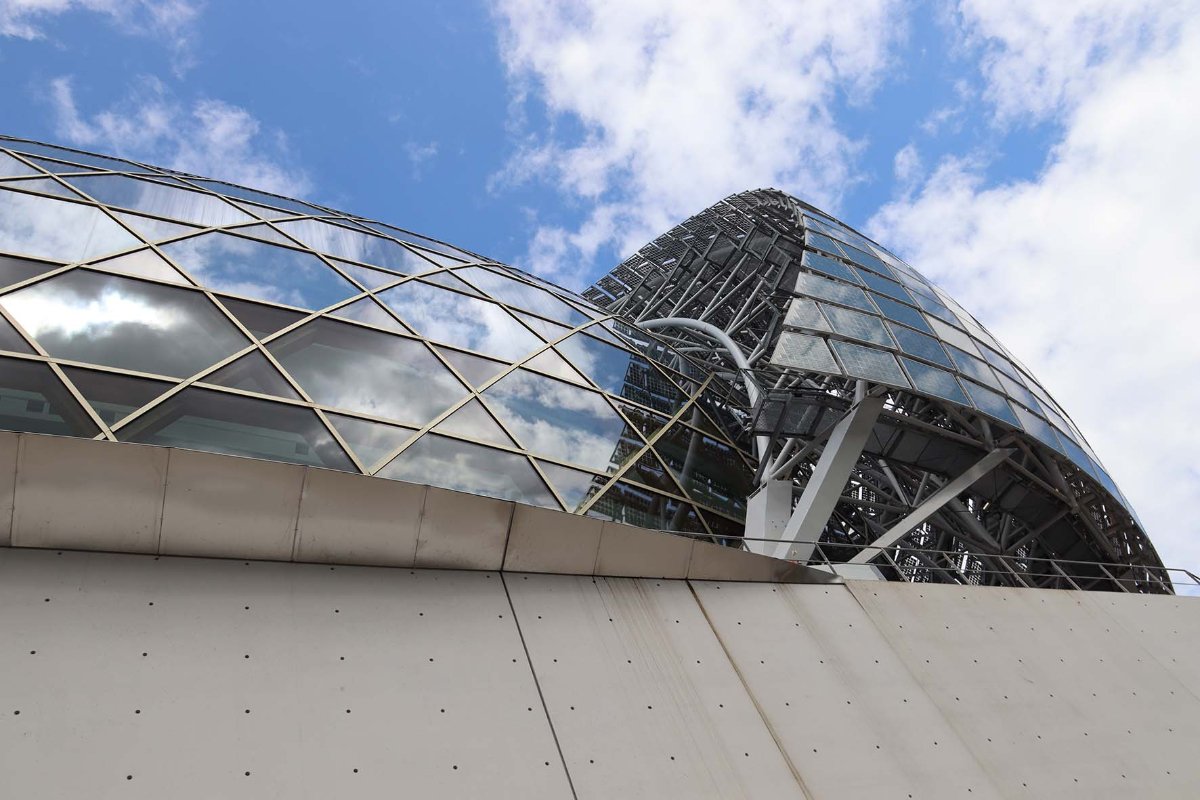 Bild 2: Wandernde Verschattungsanlage mit inkludierter Photovoltaik: La Seine Musicale von Shigeru Ban Architects der Gemeinde Boulogne-Billancourt südwestlich von Paris.