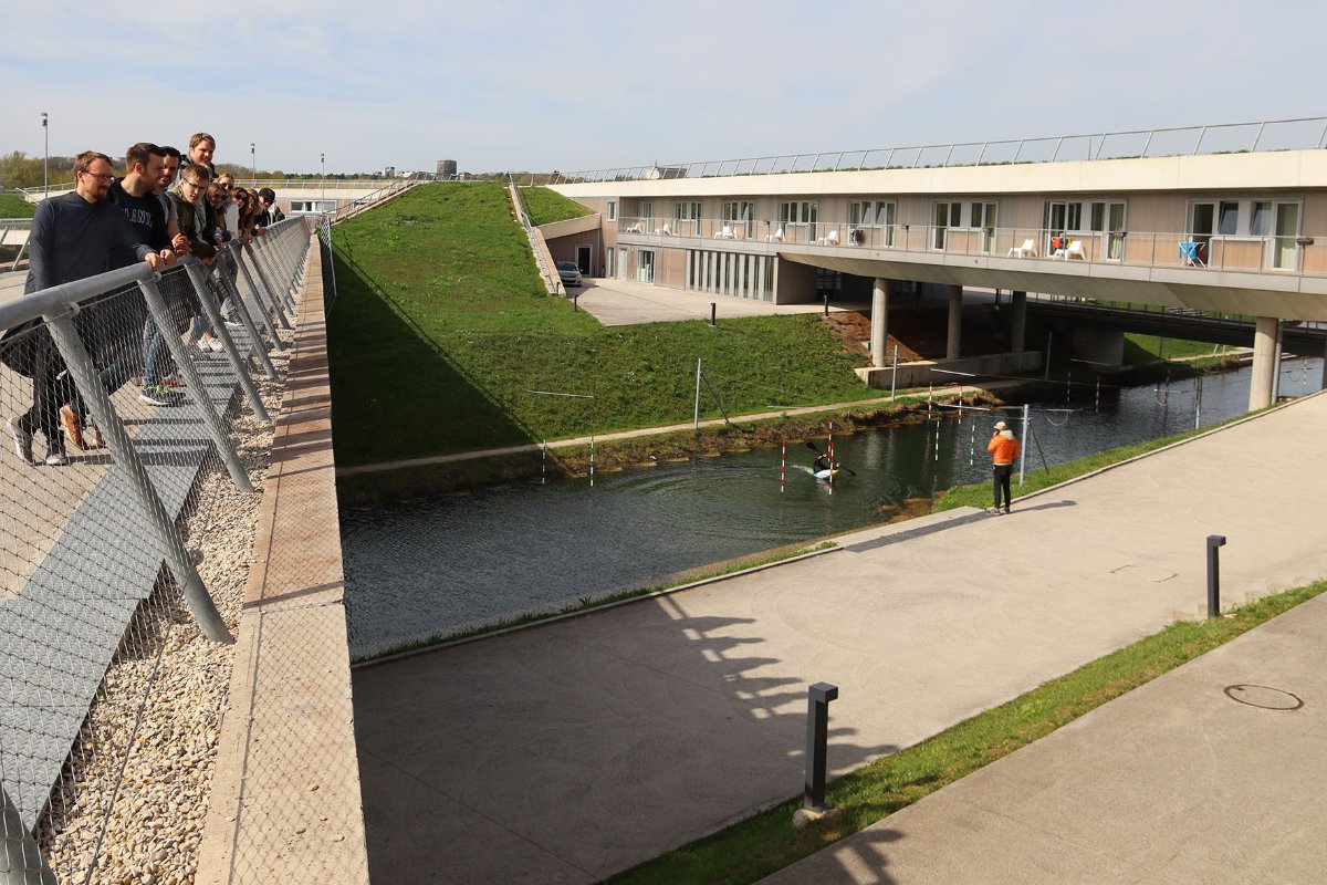 Bild 8: Das Ile-de-France Olympic Nautical Stadium, Auer und Weber Architekten BDA, schmiegt sich in die natürliche Landschaft und besticht durch seine klare Formensprache und zurückhaltende Anmutungsqualität.