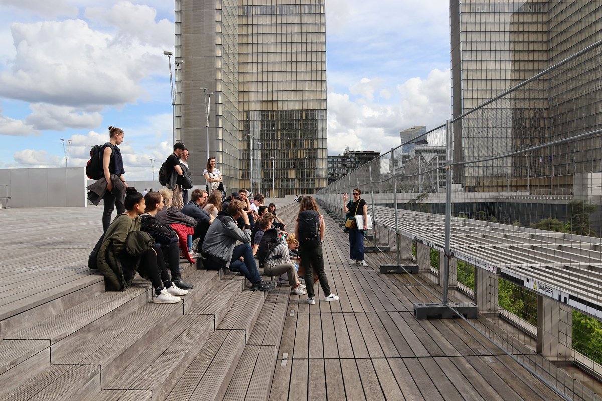 Bild 9: Besichtigung des Quartiers rund um die Bibliothèque Nationale. Fotos: Sonja Schön, Bild 3: Elisabeth Krön.