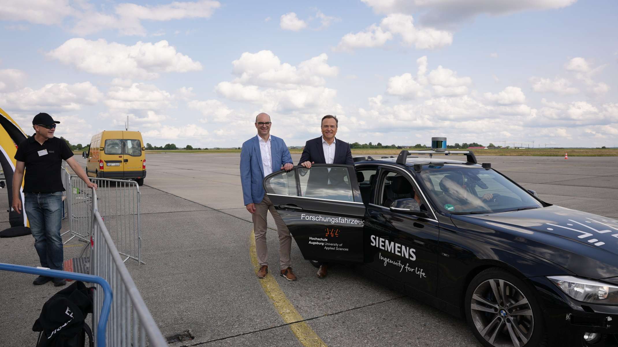 MdB Michael Kießling und Landrat Thomas Eichinger (von links) vor der Testfahrt.