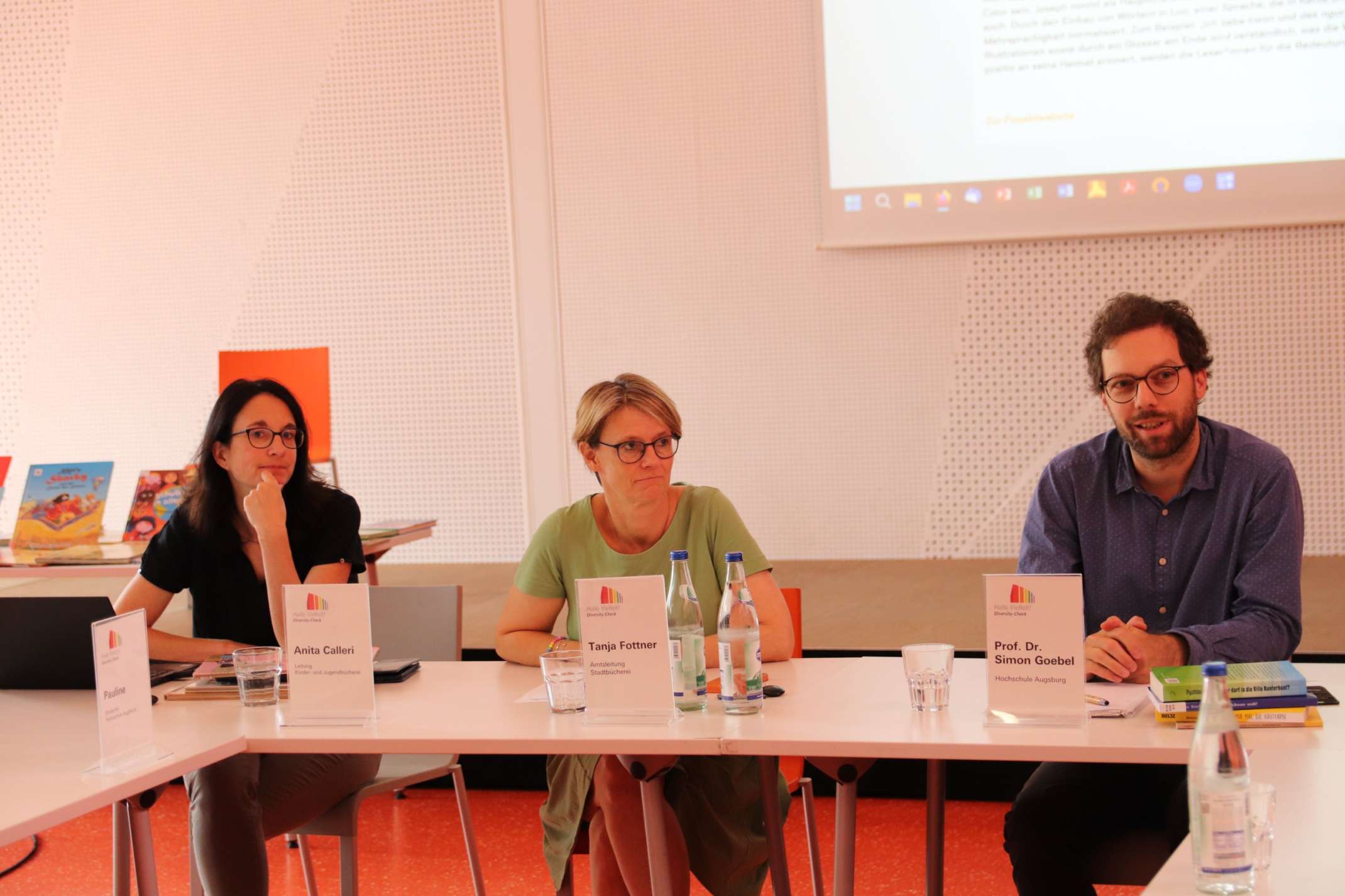 Anita Calleri (Leitung der Kinderbuchabteilung der Stadtbücherei Augsburg), Tanja Fottner (Leitung der Stadtbücherei Augsburg) und Prof. Dr. Simon Goebel (Professur für Professor für Soziale Arbeit an der THA)