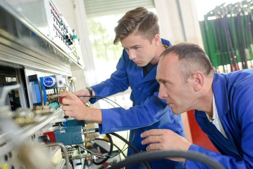 Student experimentiert mit einem Dozenten im Labor