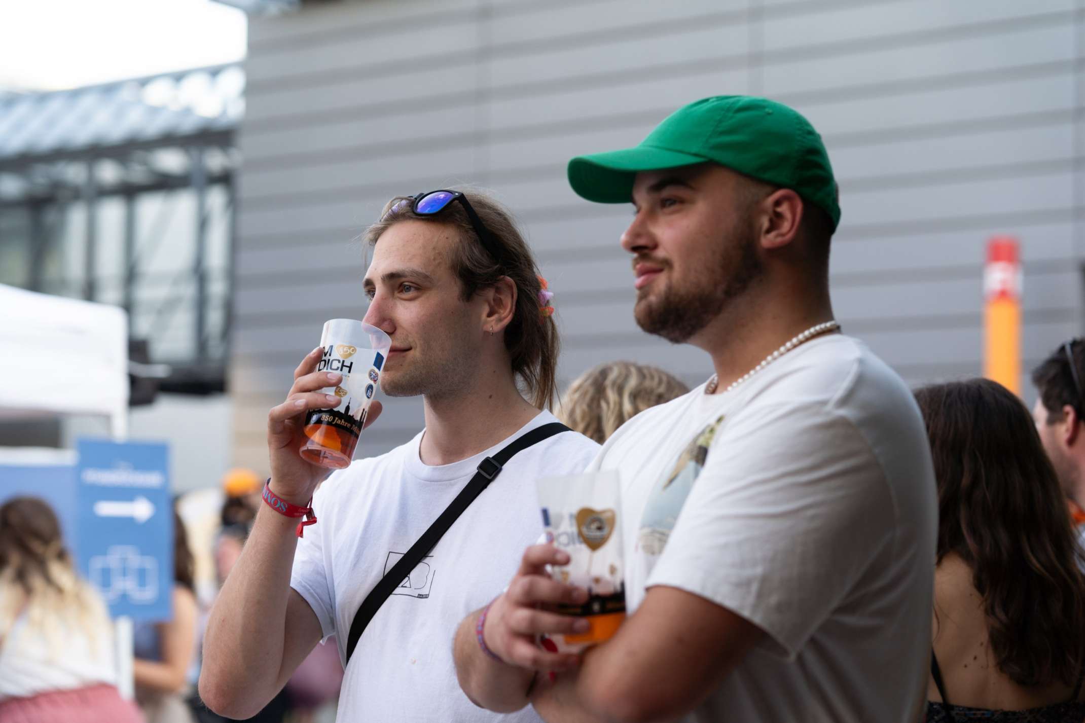 Gäste beim Sommerfest der Fakultät A + B