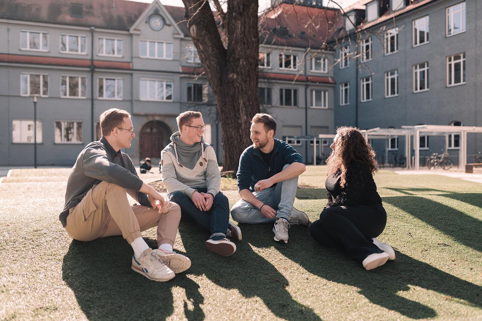 Studierende auf der Wellenwiese am Campus