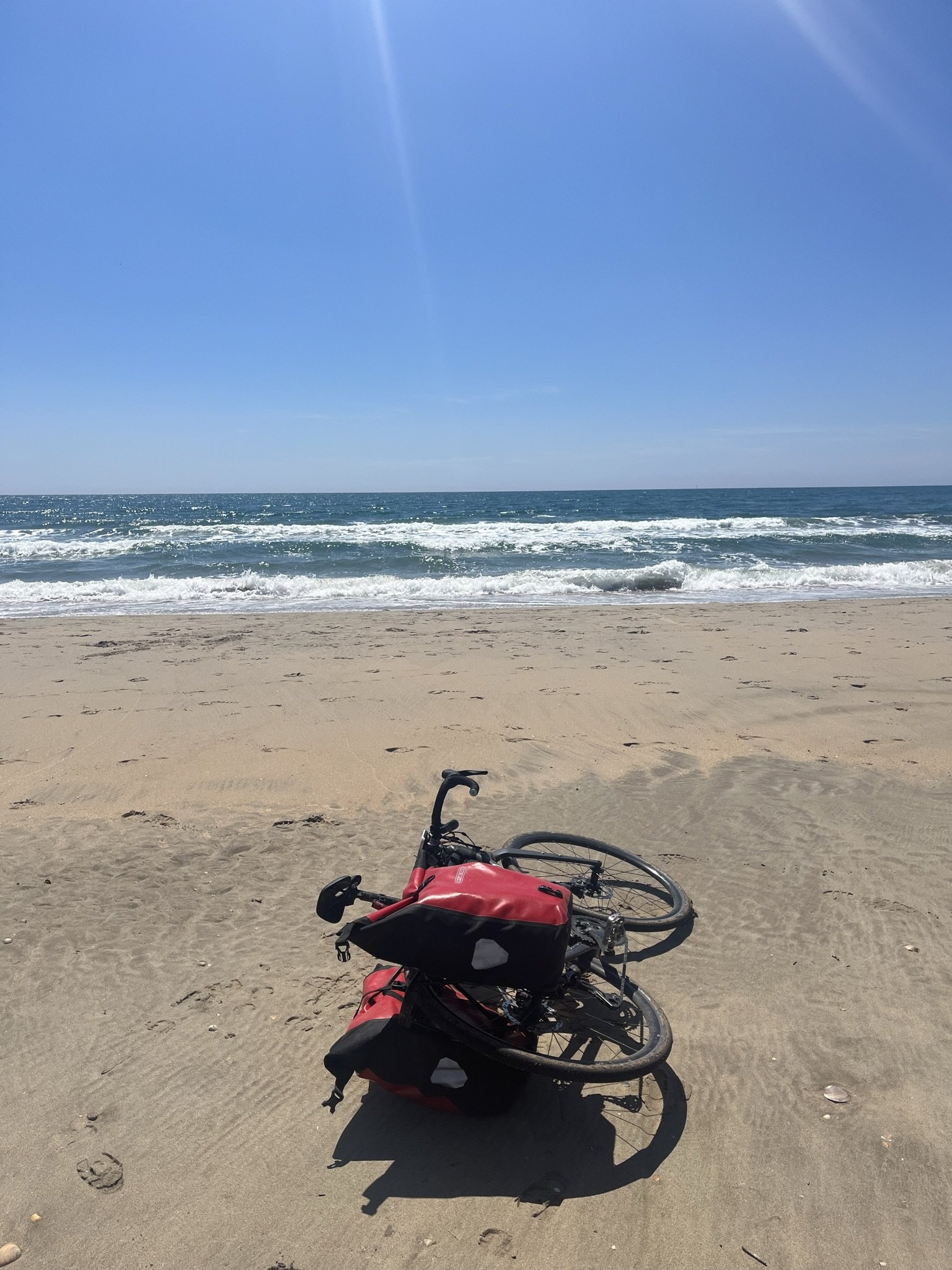 Fahrrad liegt am Strand 