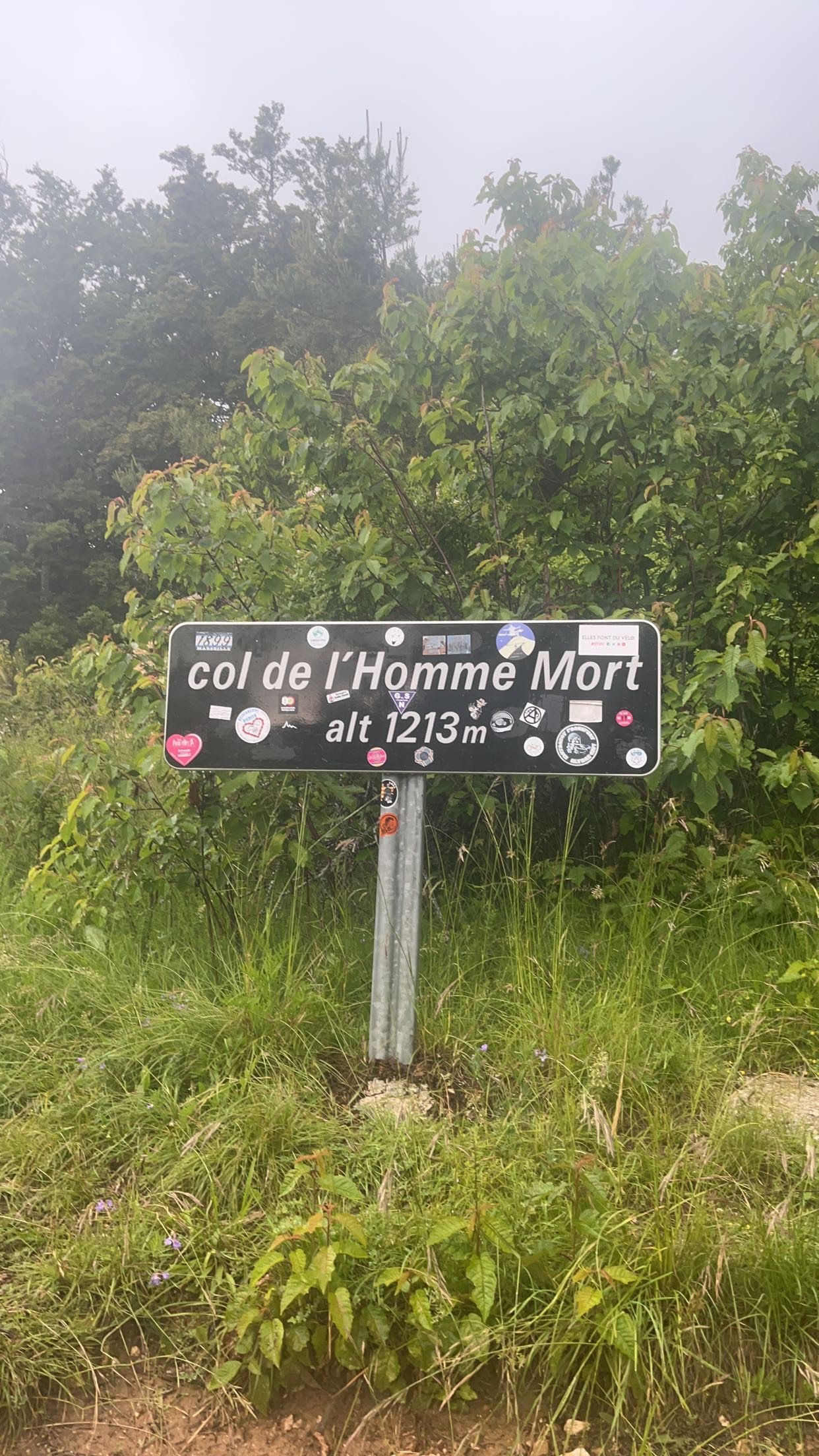 Schild mit Aufschrift: Col de l'homme mort"