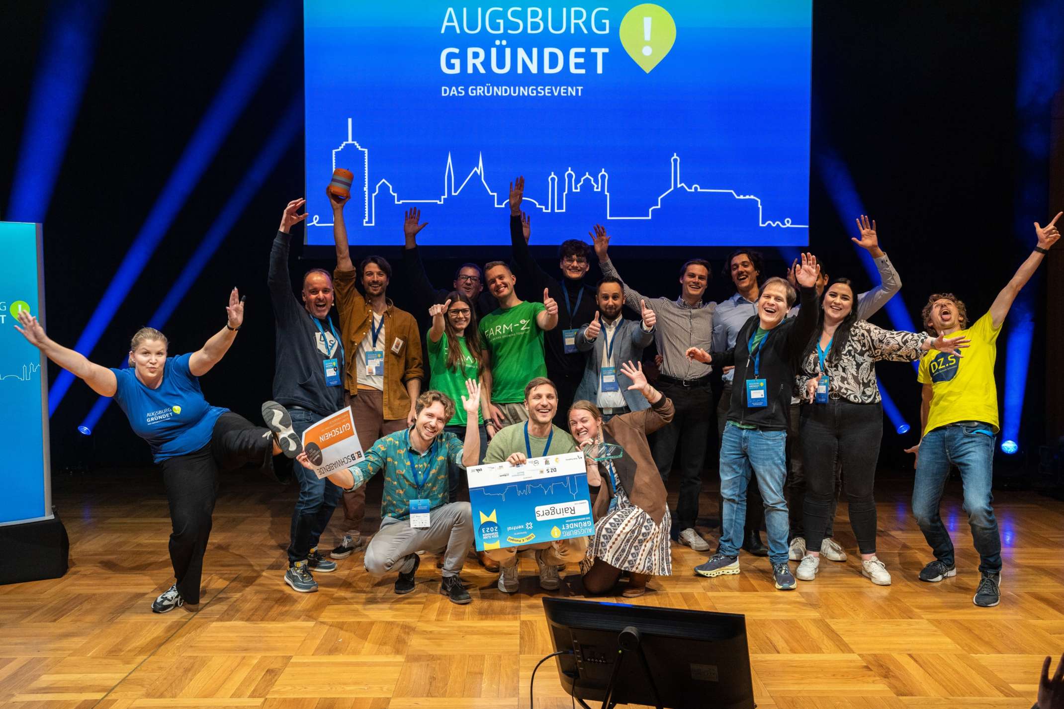 Bild: © Digitales Zentrum Schwaben (DZ.S) Die Teams der fünf Idea Slam Finalisten Ohrlaf, Smart bestehen, Phraise, Farm-Z und Raingers zusammen mit Angelina Märkl (vmm Wirtschaftsverlag), Benedikt Sauter (Xentral ERP Software GmbH) sowie Sarah Nowotsch, Stefan Schimpfle und Raphael Feinäugle (alle DZ.S)