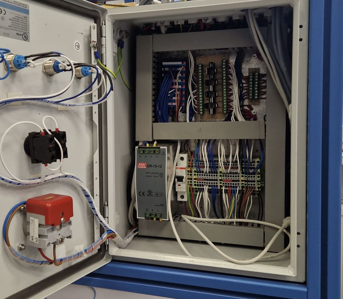 Schaltschrank mit Prozessor und MOSFET-Platine