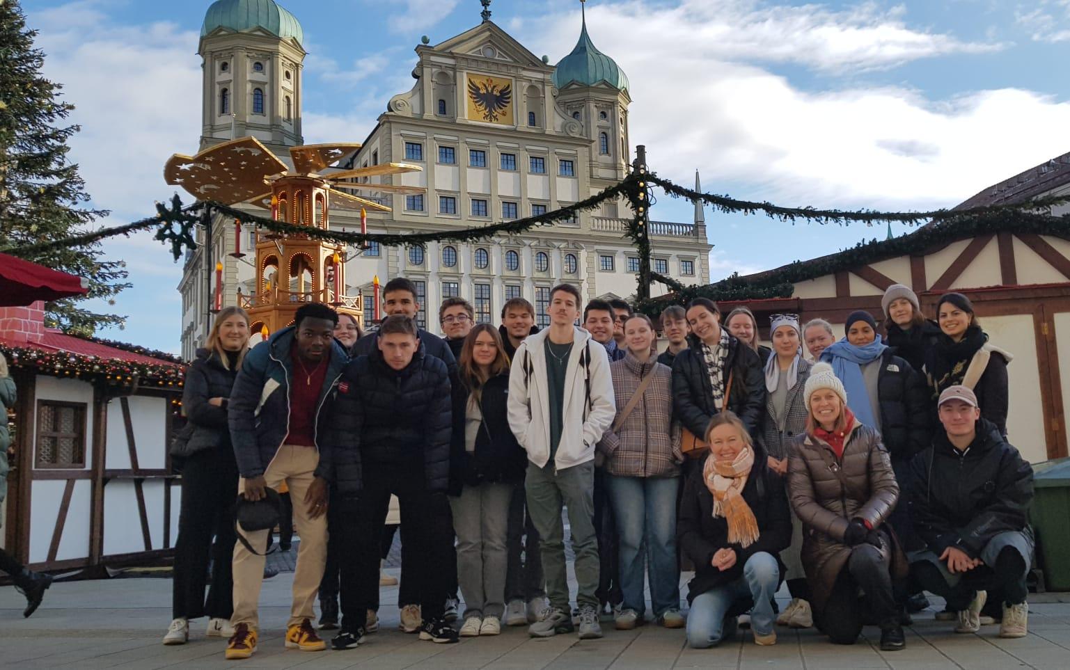 Gruppenbild vor Rathaus