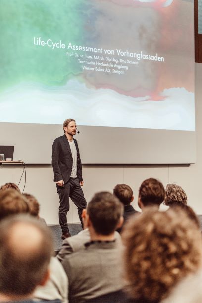 Prof. Dr. Timo Schmidt, TH Augsburg, macht den Auftakt bei der Tagung Fassade 24 und führt die Gäste durch den Vormittag.