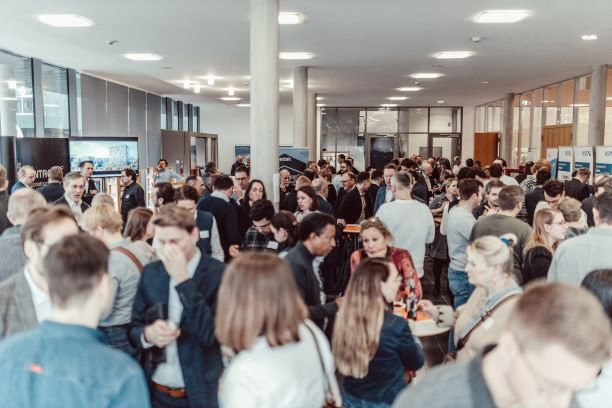 Die Gäste nutzen die Gelegenheit zum Netzwerken und besuchen die begleitende Fachausstellung. Foto: Matthias Leo.