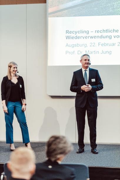 Anne Baureis und Prof. Dr. Martin Jung von Kapellmann Rechtsanwälte Berlin erläutern rechtliche Chancen und Risiken des Recyclings am Beispiel der Wiederverwendung von Glas. Foto: Matthias Leo.