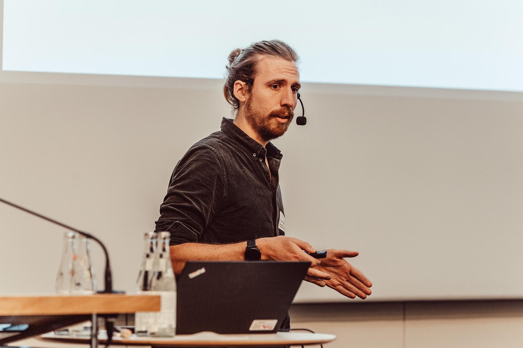 Domink Campanella, Mitgründer und Geschäftsführer von Concular Berlin, stellt die Bauteilbörse vor. Foto: Matthias Leo.