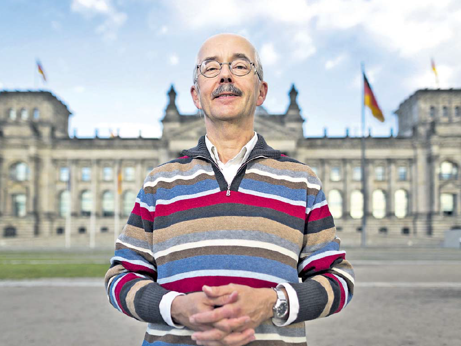 Professor Dr. Friedrich Pukelsheim vor dem Reichstagsgebäude