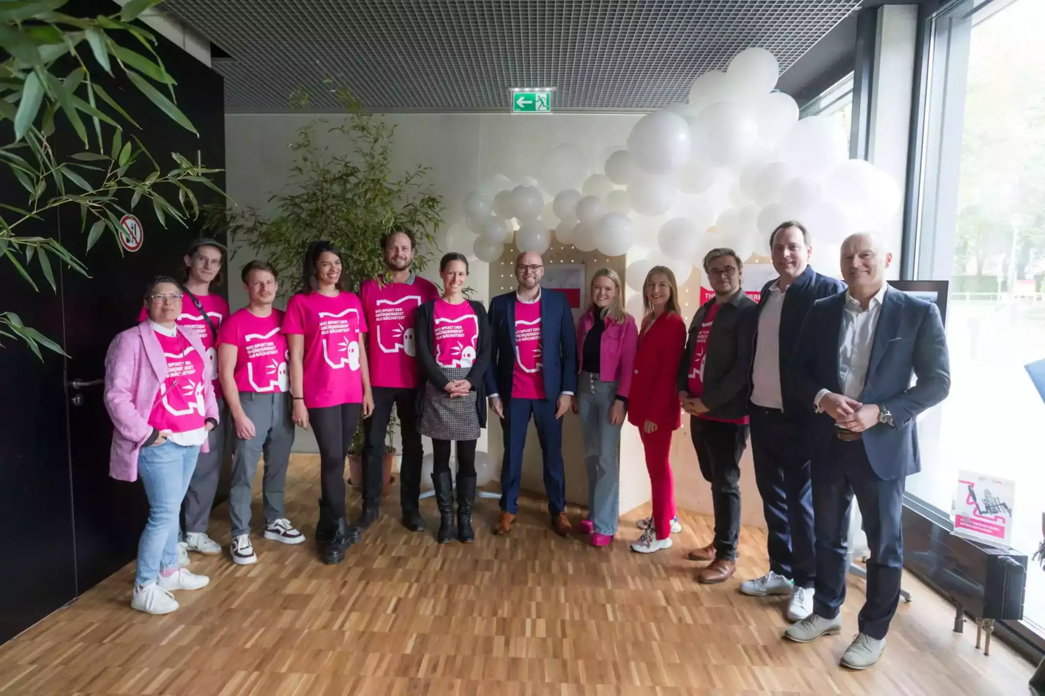 Staatsminister Mehring (Mitte) mit dem Team der Start-up-Schmiede THA_funkenwerk und dem Präsidenten der Technischen Hochschule Augsburg Prof. Dr. Dr. h.c. Gordon Thomas Rohrmair (rechts).