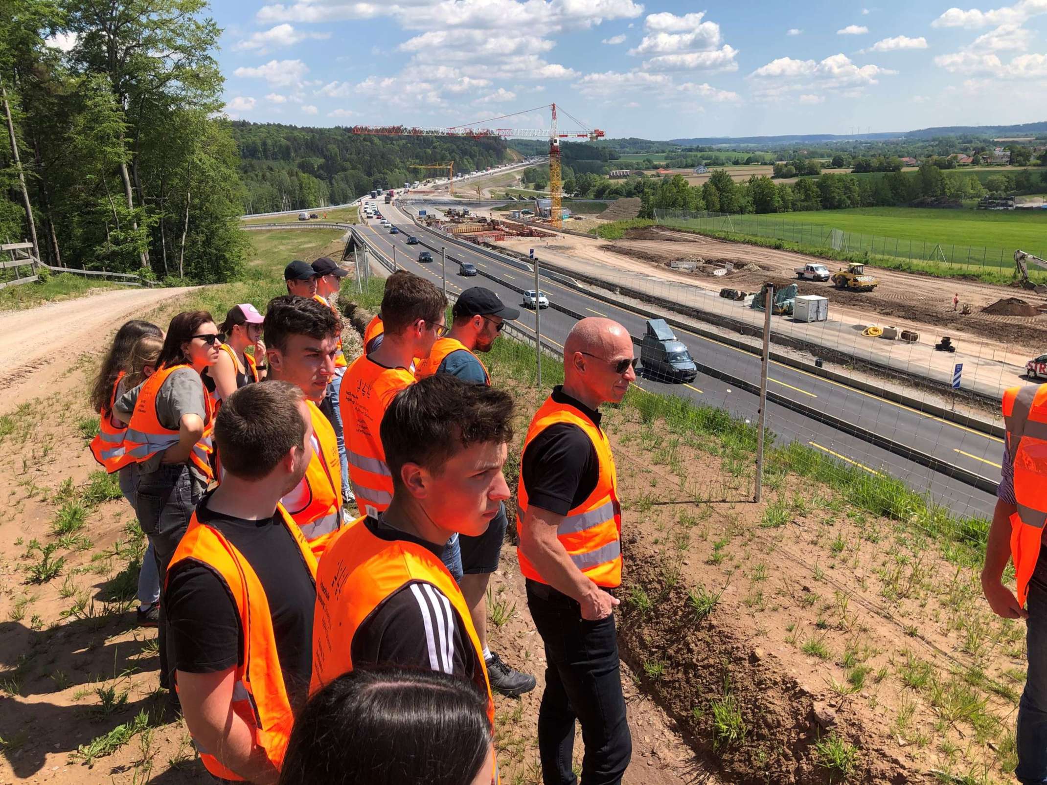 Studierende an Autobahn