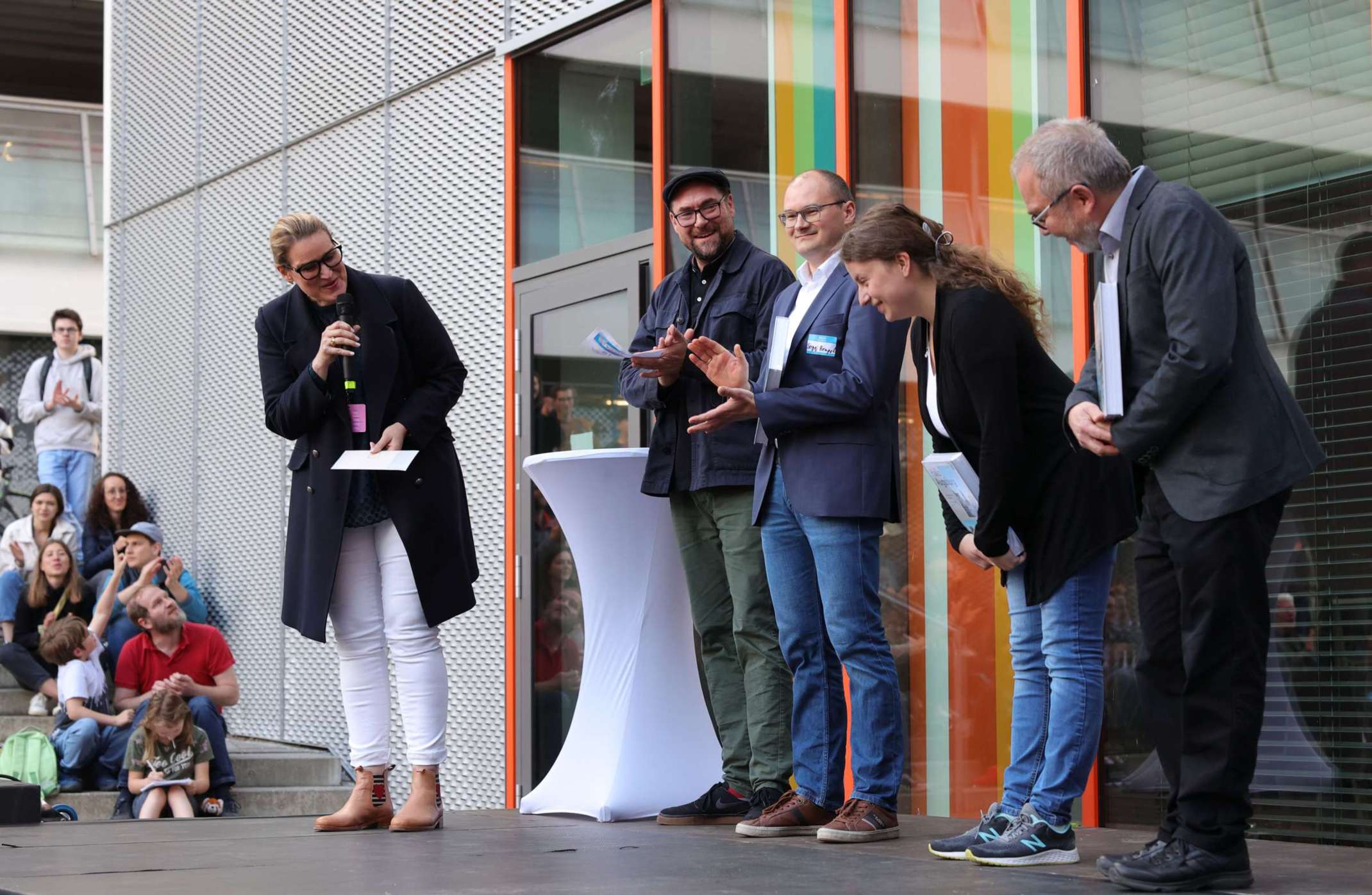 Oberbürgermeisterin Eva Weber (links) gratuliert den Science-Slammern der Langen Nacht der Wissenschaft 2024 | © Michael Hochgemuth / Stadt Augsburg