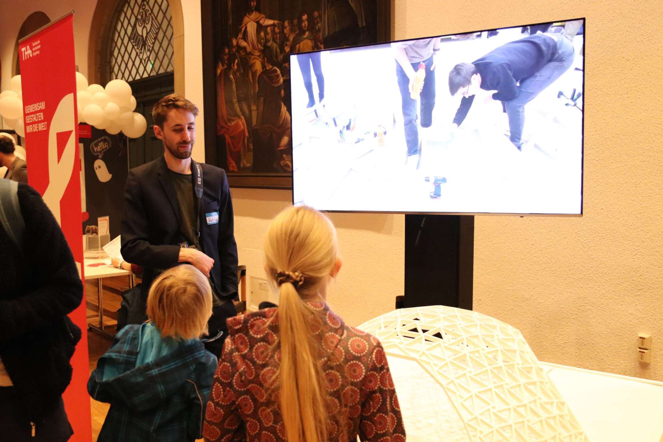 Karl Ahlund vom TTZ Aichach erläutert, wie filigran mit Holz gebaut werden kann - Lange Nacht der Wissenschaft 2024 | © THA