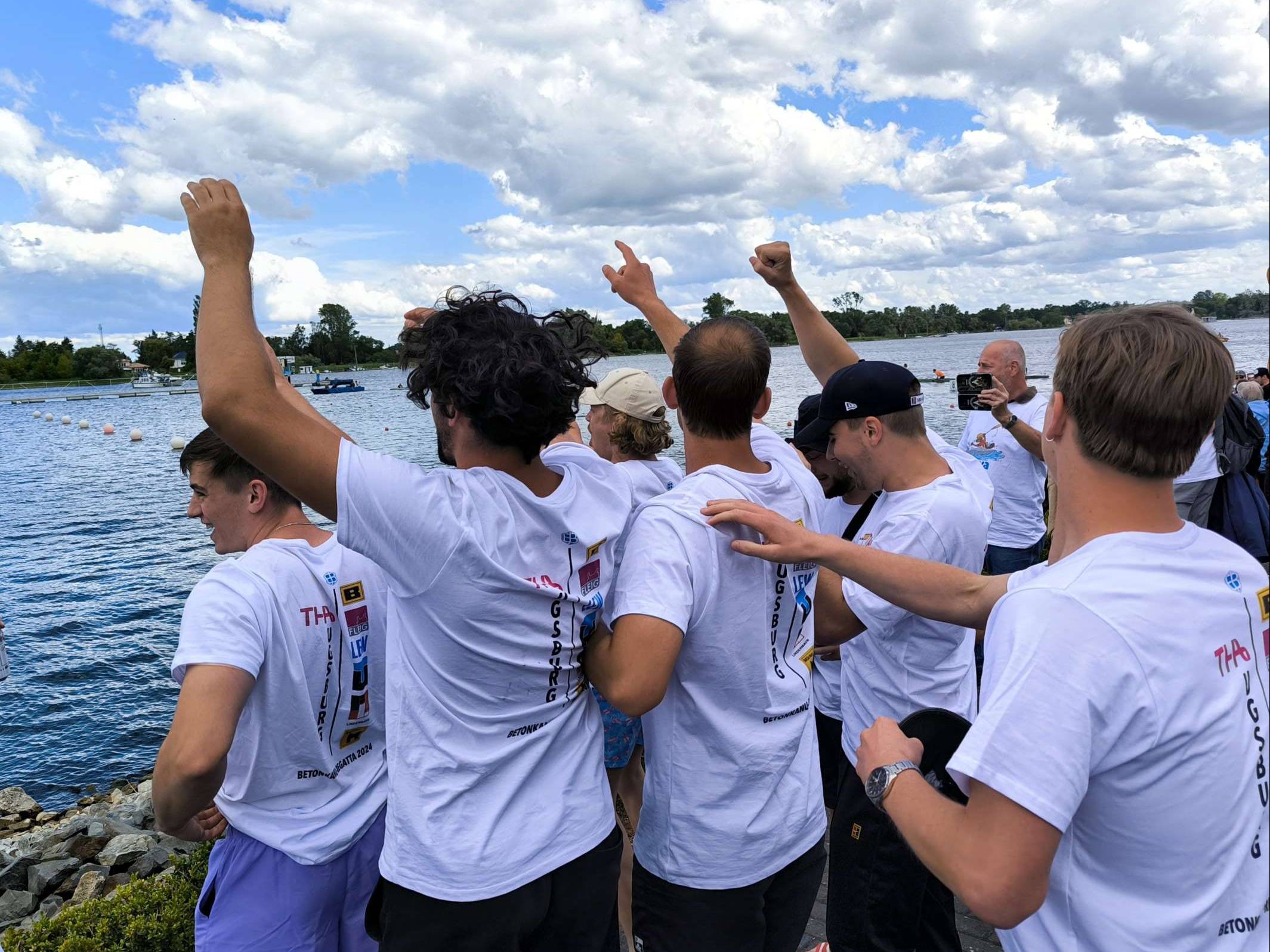 Das Team feuert die beiden Paddler an