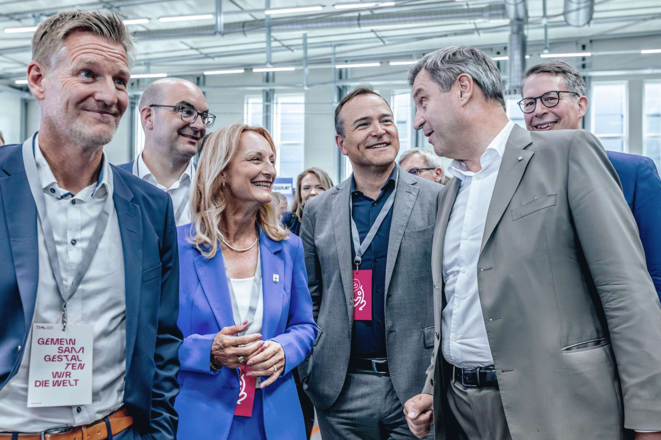 Prof. Dr.-Ing. Carsten Markgraf (l.), Oberbürgermeisterin Doris Baumgartl und Landrat Thomas Eichinger (3.v.r.) mit Ministerpräsident Dr. Markus Söder (2.v.r.), Wissenschaftsminister Markus Blume (r.) und Michael Kießling, MdB (2.v.l.)