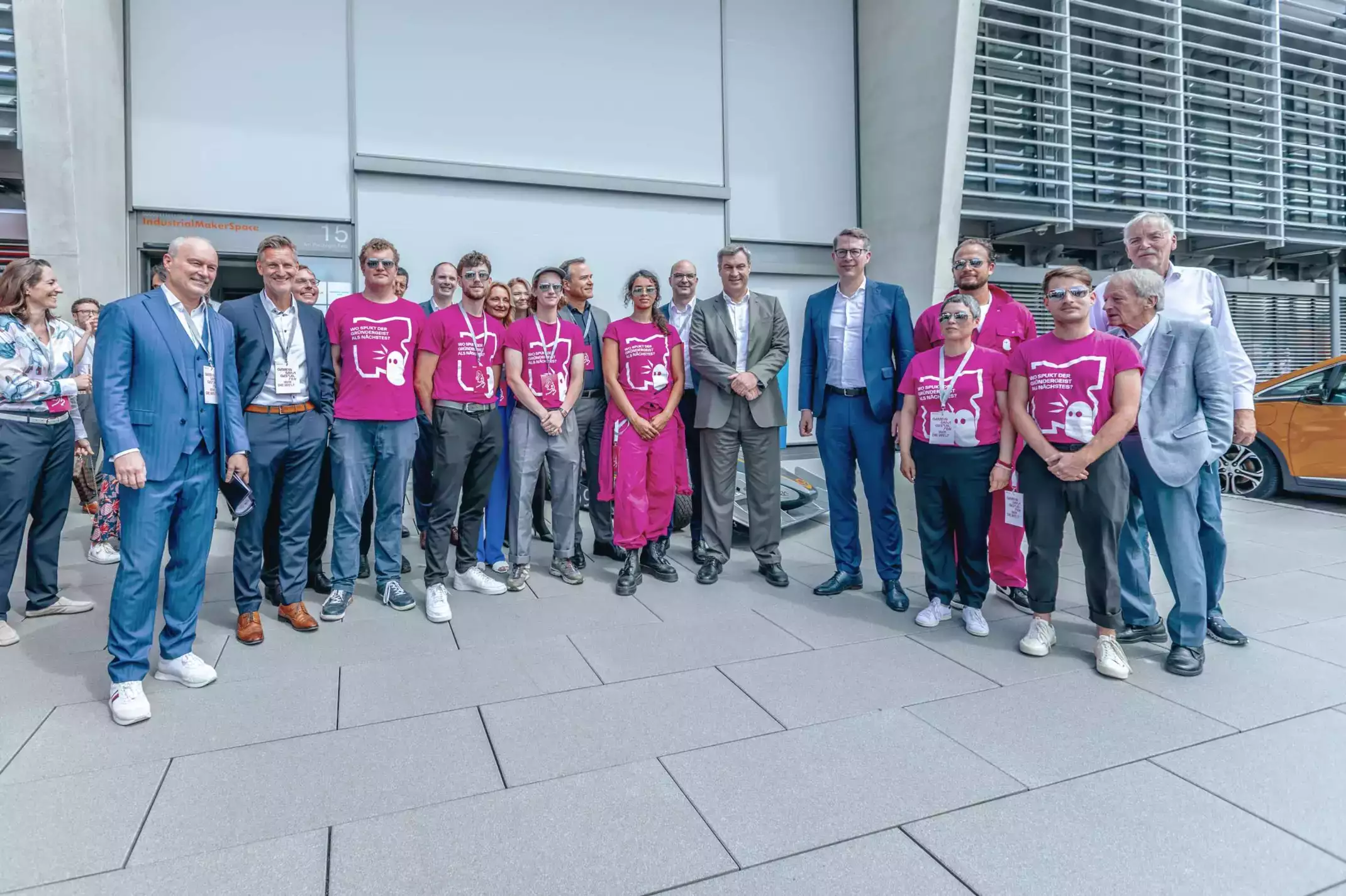 Das Funkenwerk, die Gründungsschmiede der THA, mit Ministerpräsident Dr. Markus Söder (7.v.r), Wissenschaftsminister Markus Blume (6.v.r.), Hochschulpräsident Prof. Dr. Gordon Thomas Rohrmair (l.) und Prof. Dr-Ing. Carsten Markgraf (2.v.l.), Leiter des TTZ Landsberg am Lech, vor dem Industrial MakerSpace.