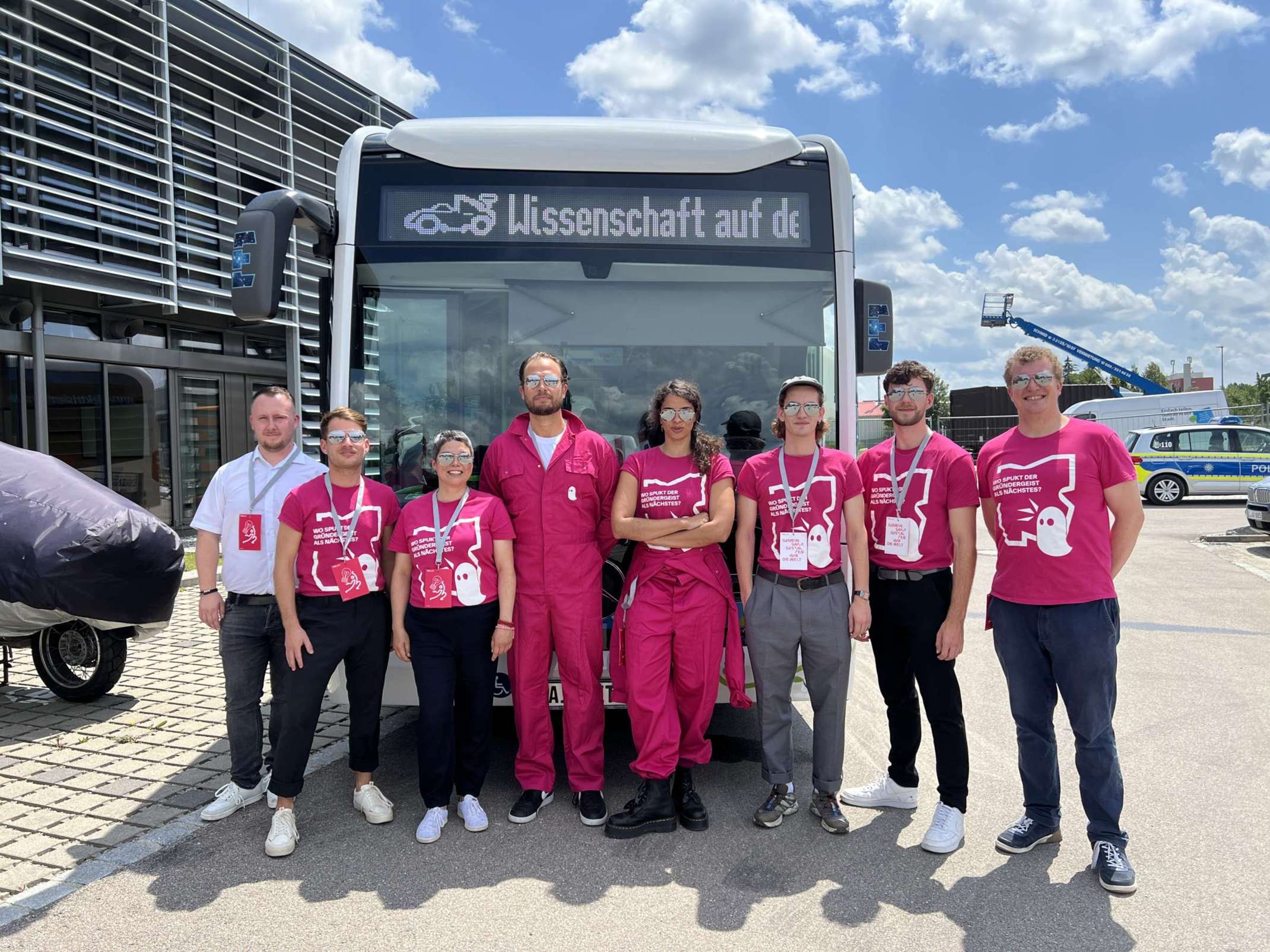 Funkenwerk Team vor dem Elektro Bus des Busunternehmen Egenberger