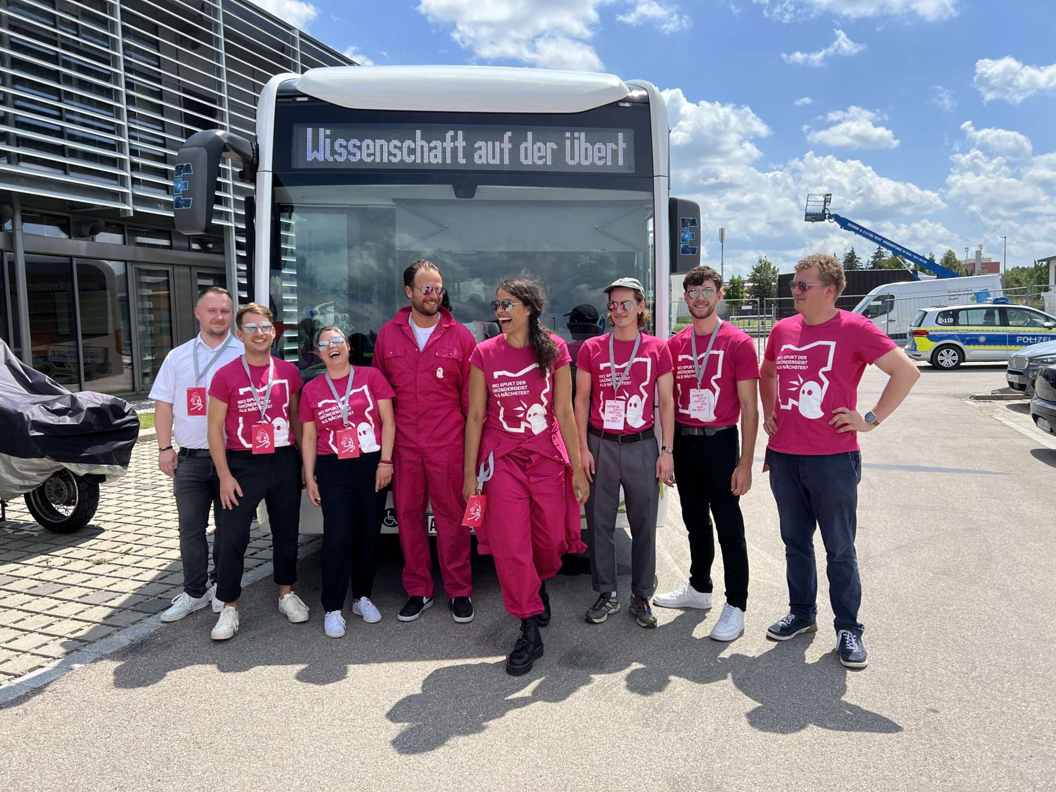 Funkenwerk Team vor dem Elektro Bus des Busunternehmen Egenberger