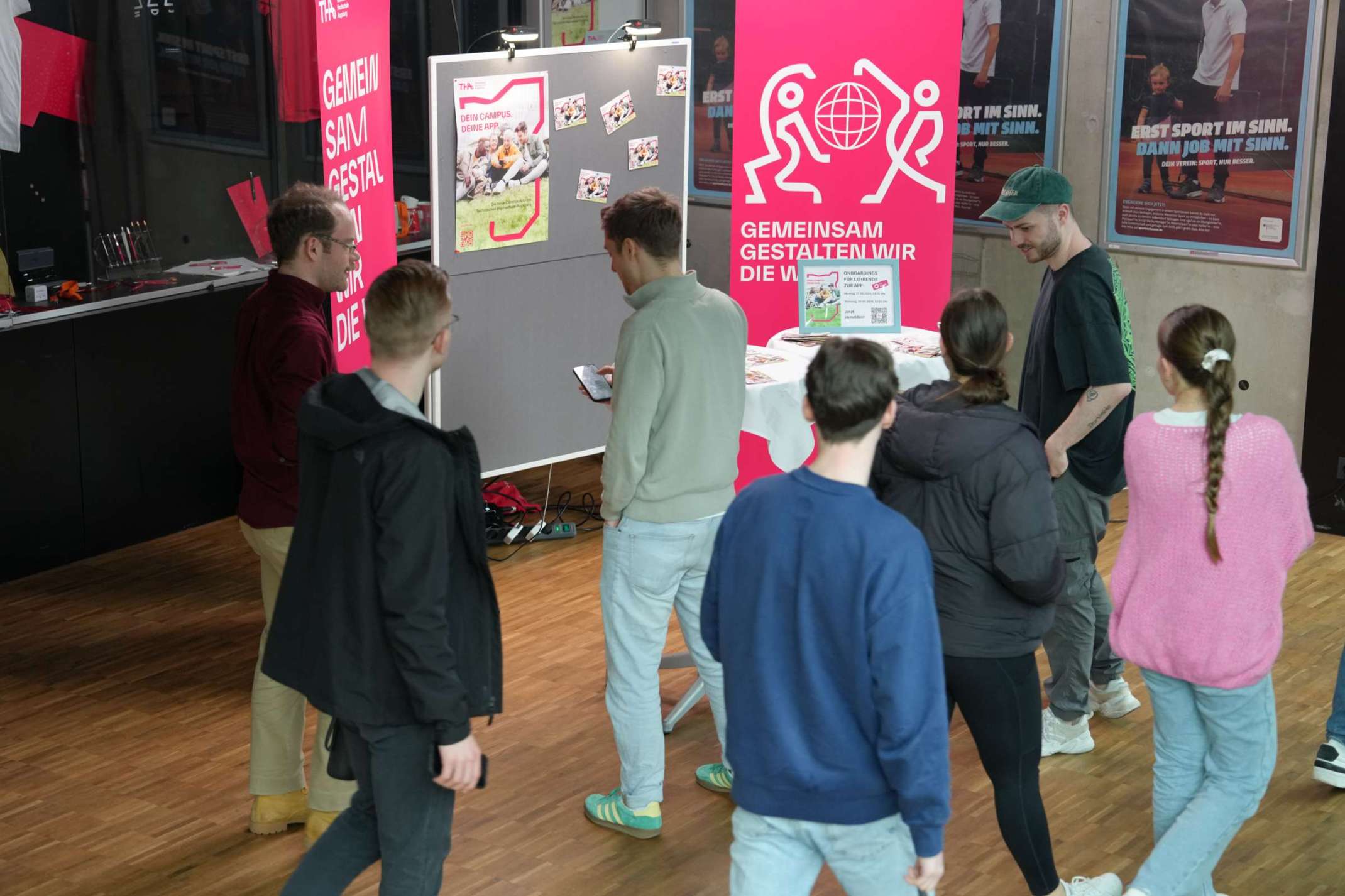 App-Stand Campus Rotes Tor