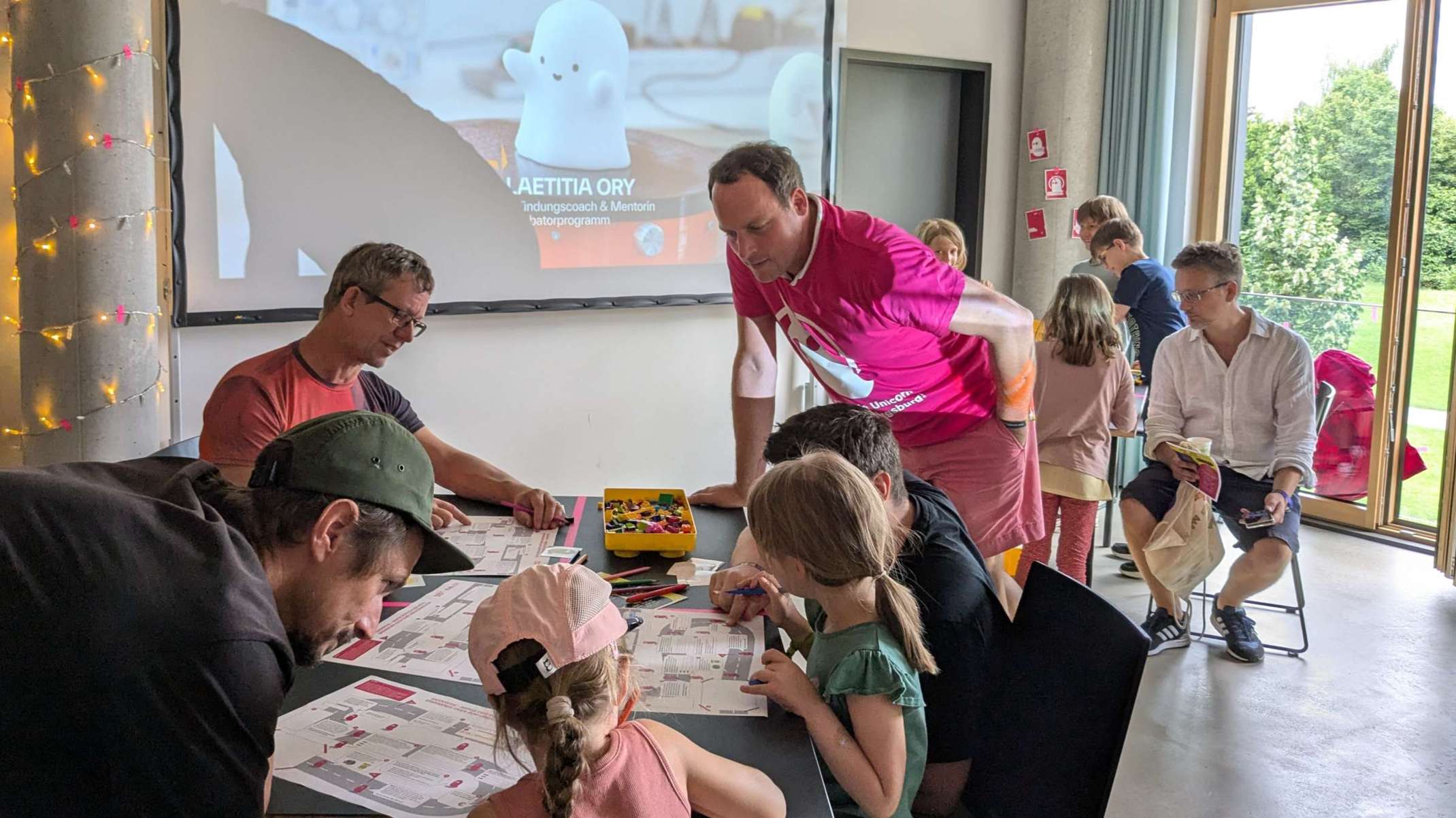 Kinder bei kreativen Aktivitäten