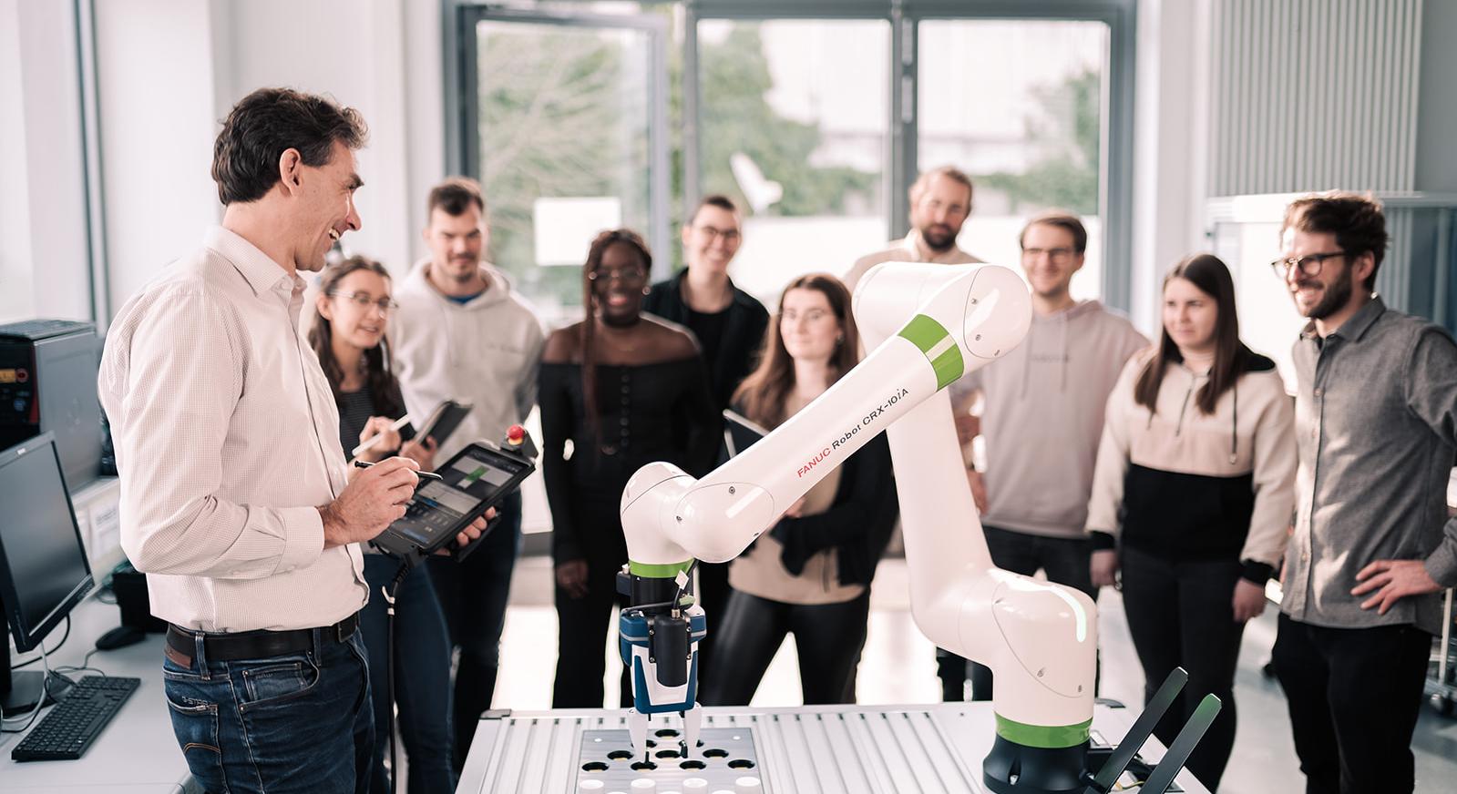 Studierende mit Roboter