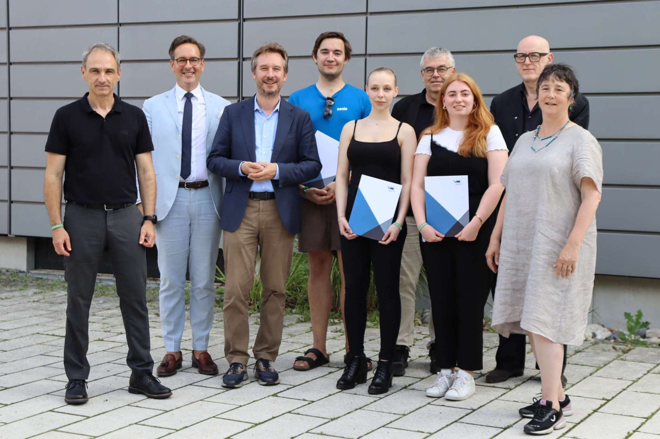 Gruppenfoto mit den ausgezeichneten Studierenden und der Jury