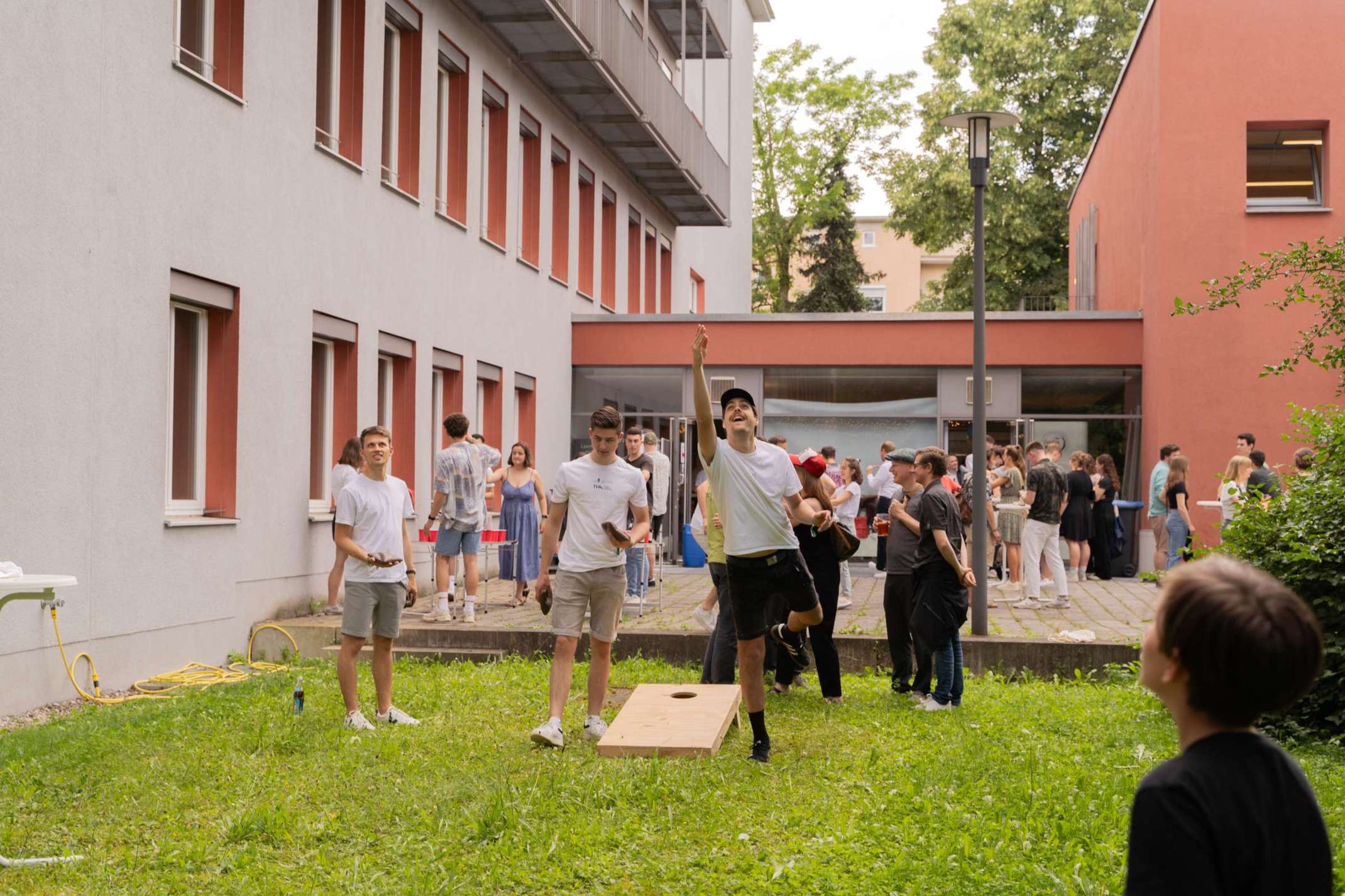 Studierende beim Corn-Hole Spiel