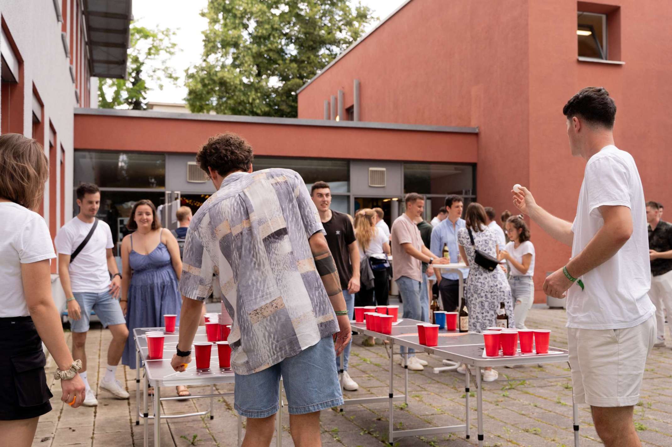 Studierende spielen Beer-Pong