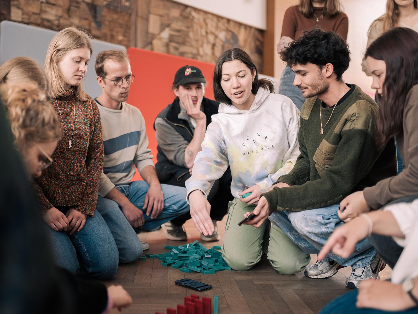 Gruppe Studierender in Diskussion