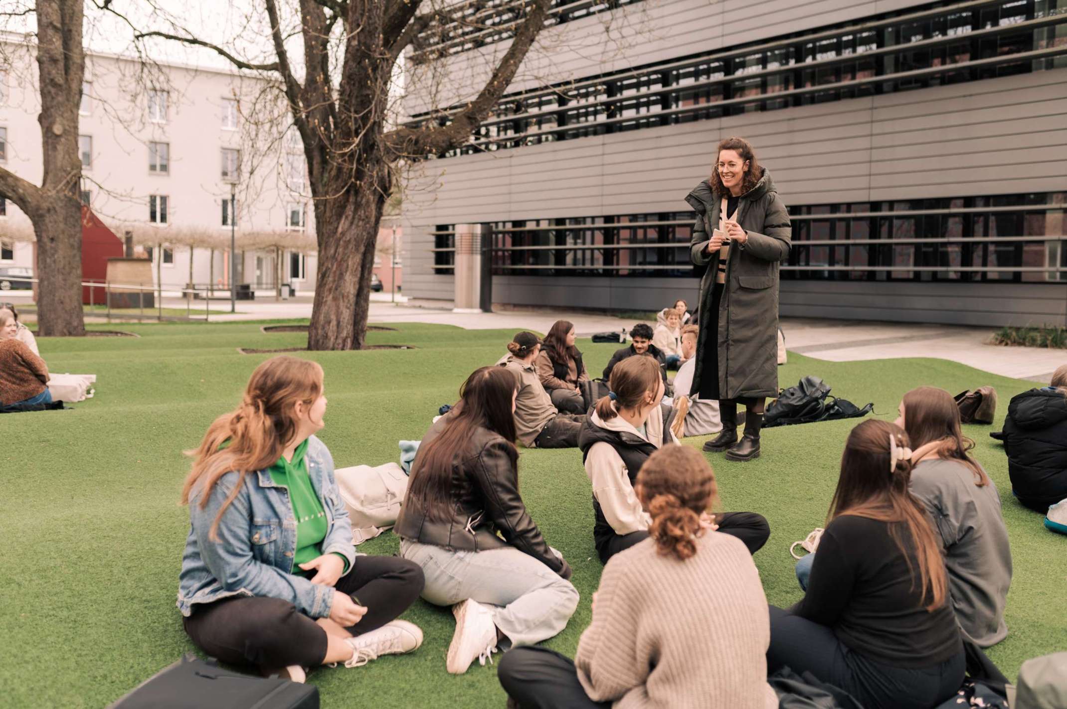 Studierende mit Prof.in Linßer auf der grünen Welle