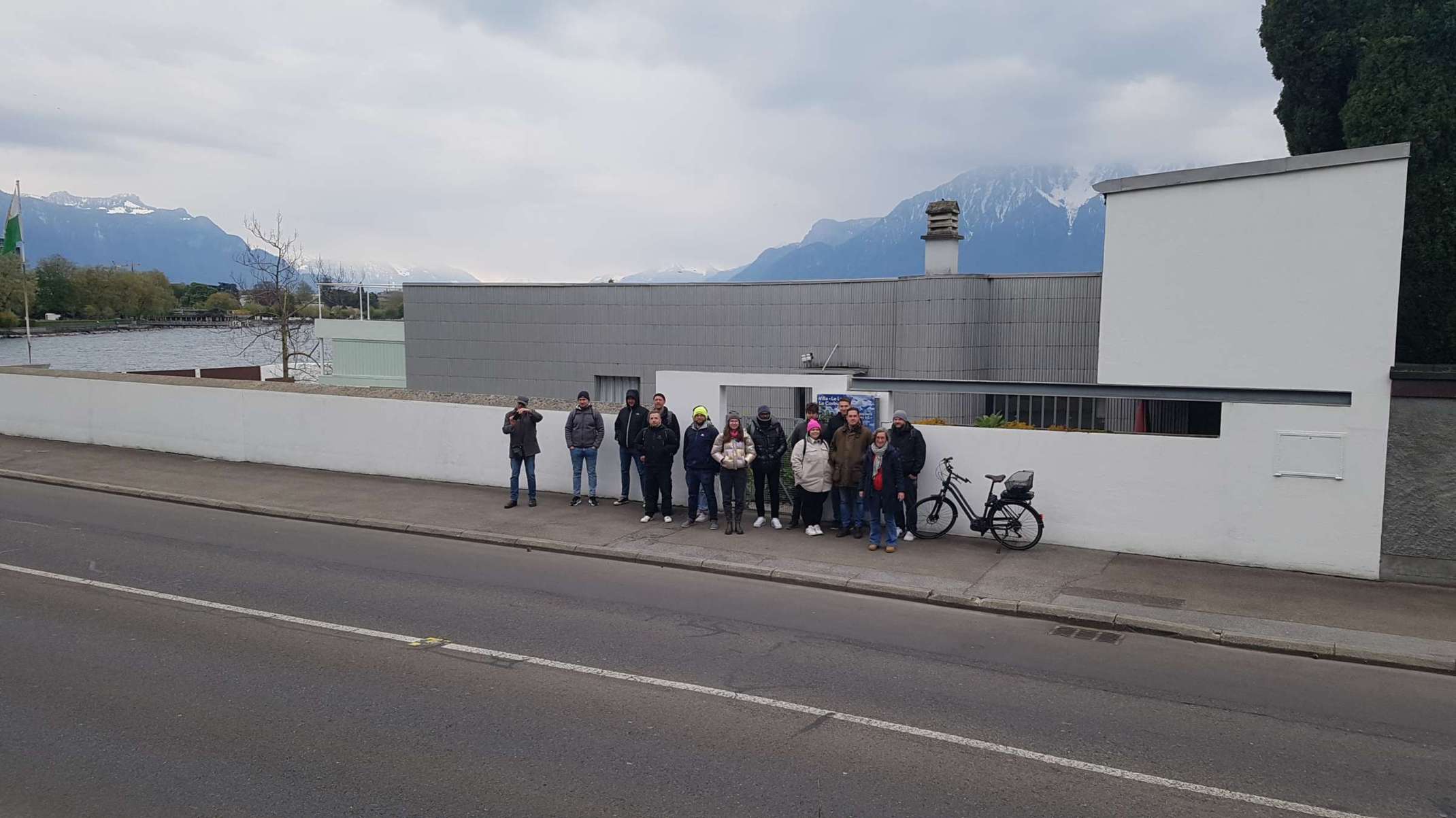 Study Trip April 2024 in die Schweiz: Studiengruppe vor Villa Le Lac, einem ikonografischen Frühwerk des großartigen Le Corbusier und Pierre Jeanneret an der Route de Lavaux in Corseaux am unwerfend schönen Genfer See. Foto: Sonja Schön.