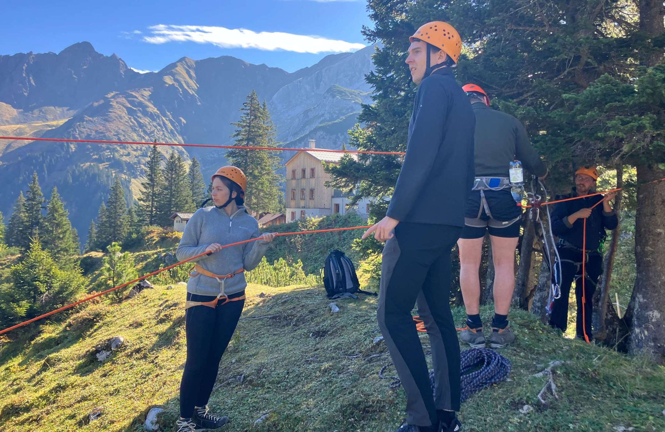 Nur mit Projektmanagement zu lösen: Herausfordernde Aufgaben im Startseminar auf der Lindauer Hütte. Foto: Heidi Harder