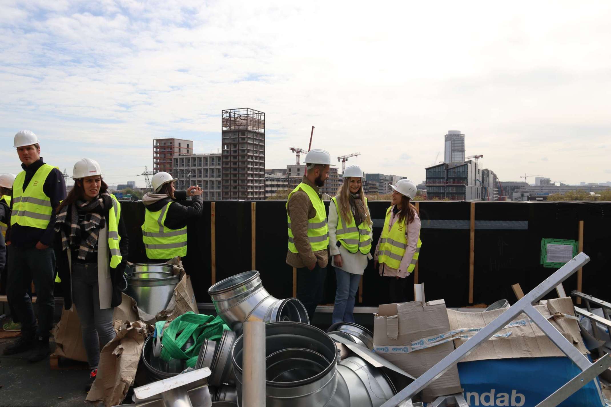 Study Trip Paris April 2023: Über den Dächern von Saint-Denis Island auf einer Baustelle von Rubner Holzbau. Foto: Sonja Schön.