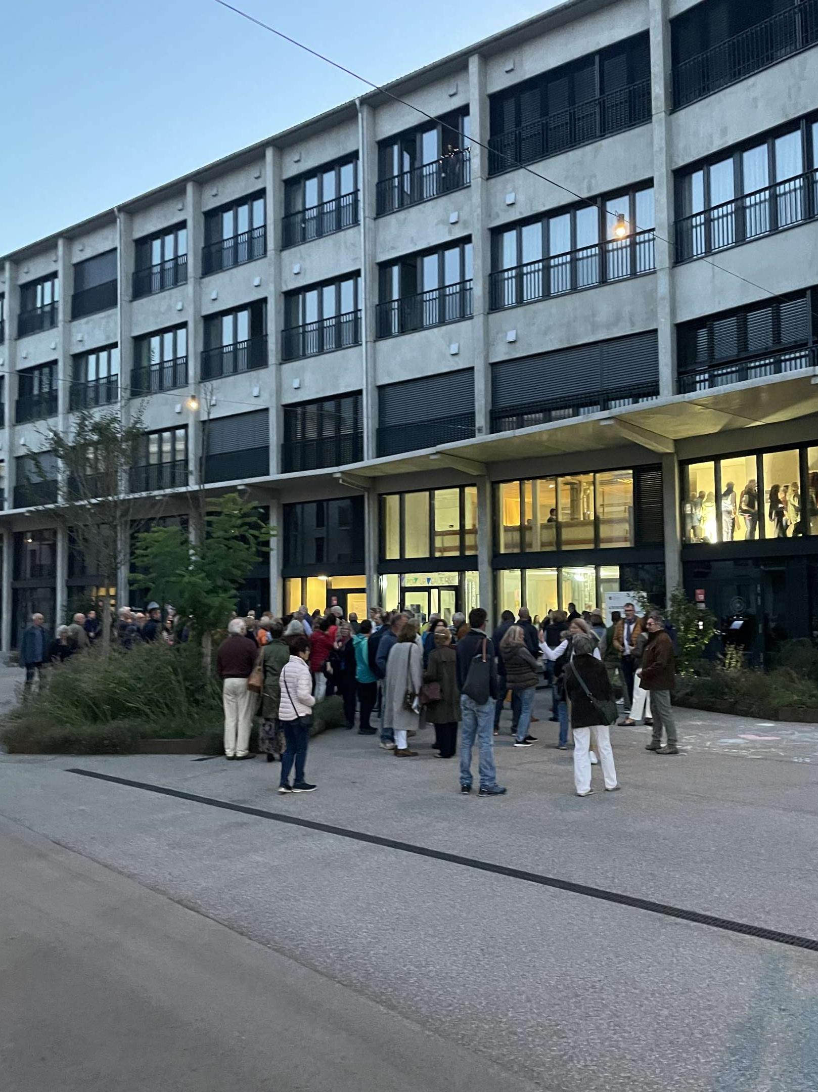 Besucher auf der Langen Kunstnacht 2024 im Stadtquartier „Am Papierbach”