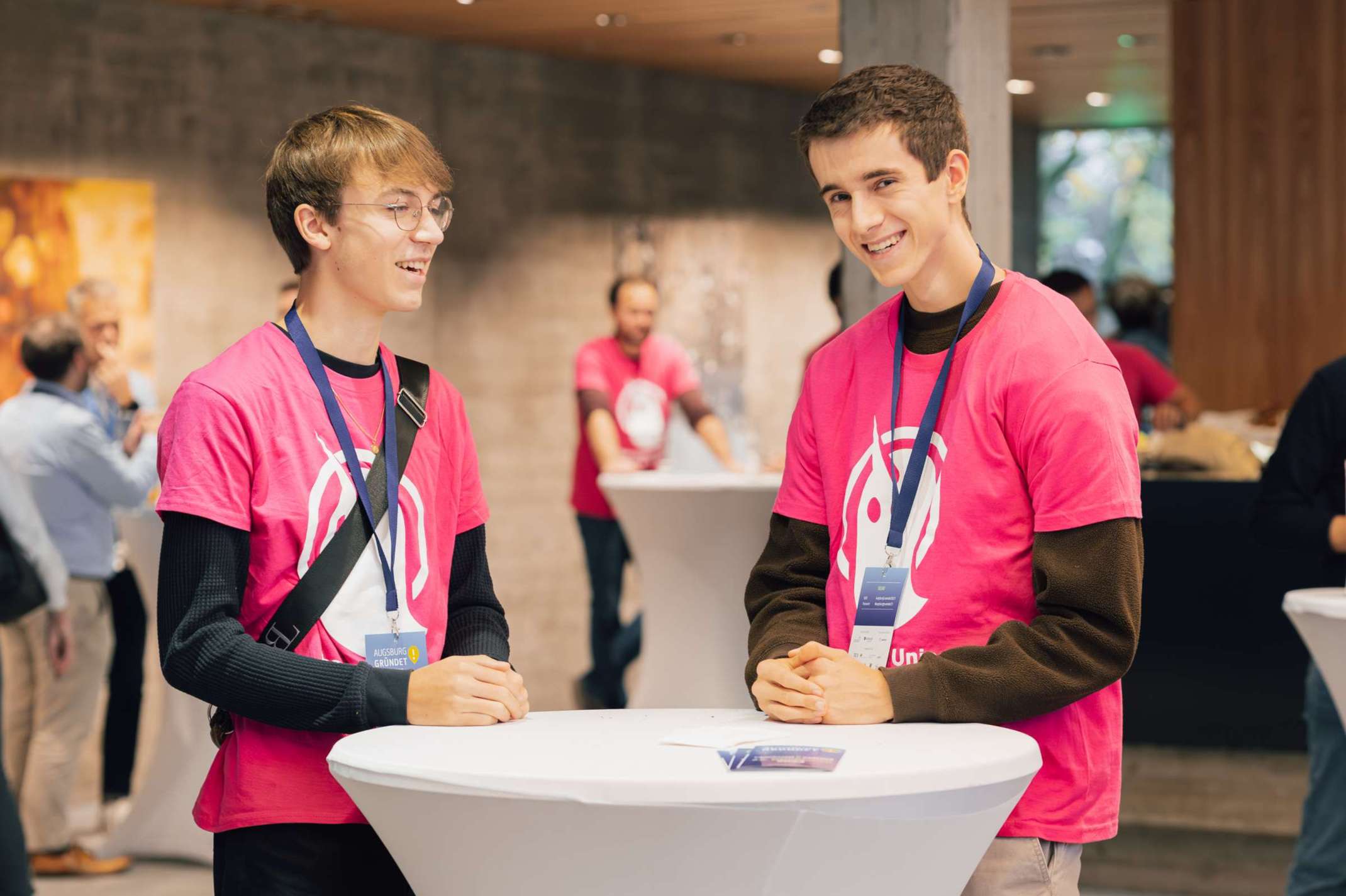 Studenten in Pink auf der Augsburg gründet! Messe 2023