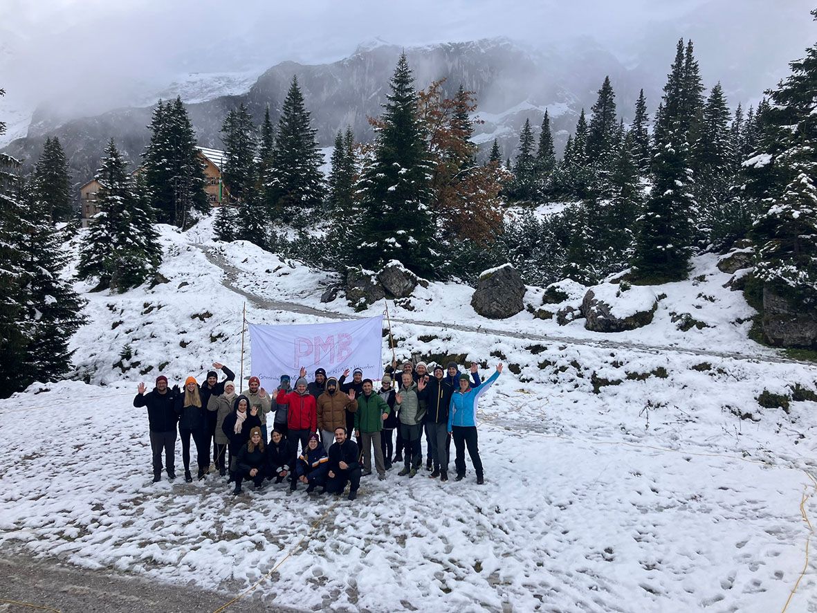 Studiengruppe im Schnee