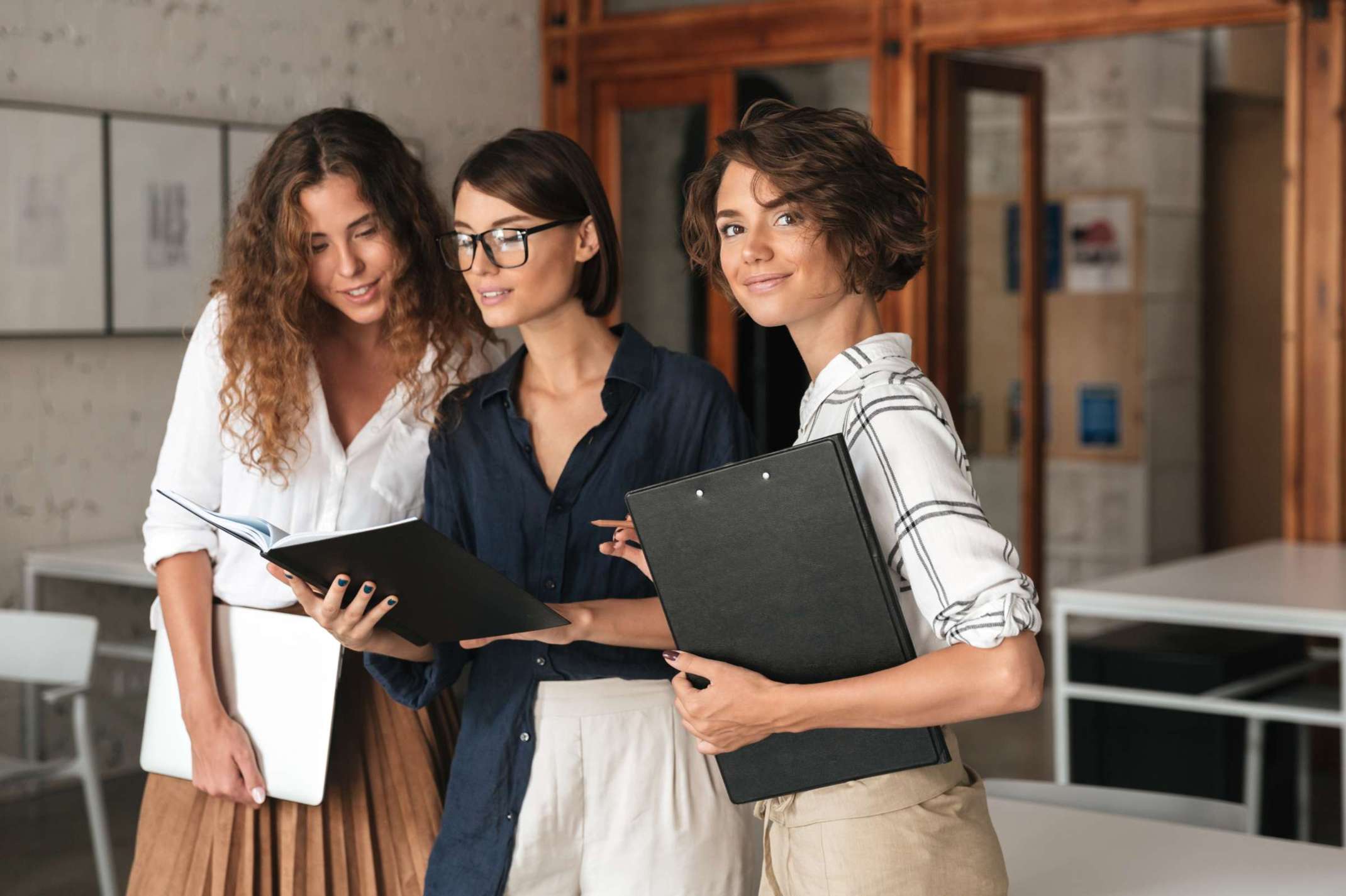 Drei Frauen im Businesskontext