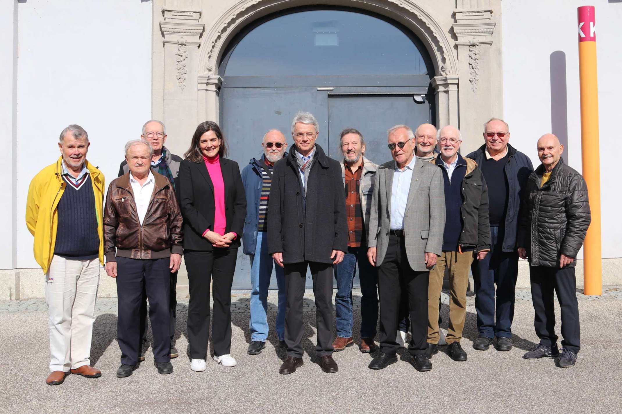 Prof. Nadine Warkotsch mit den Alumni