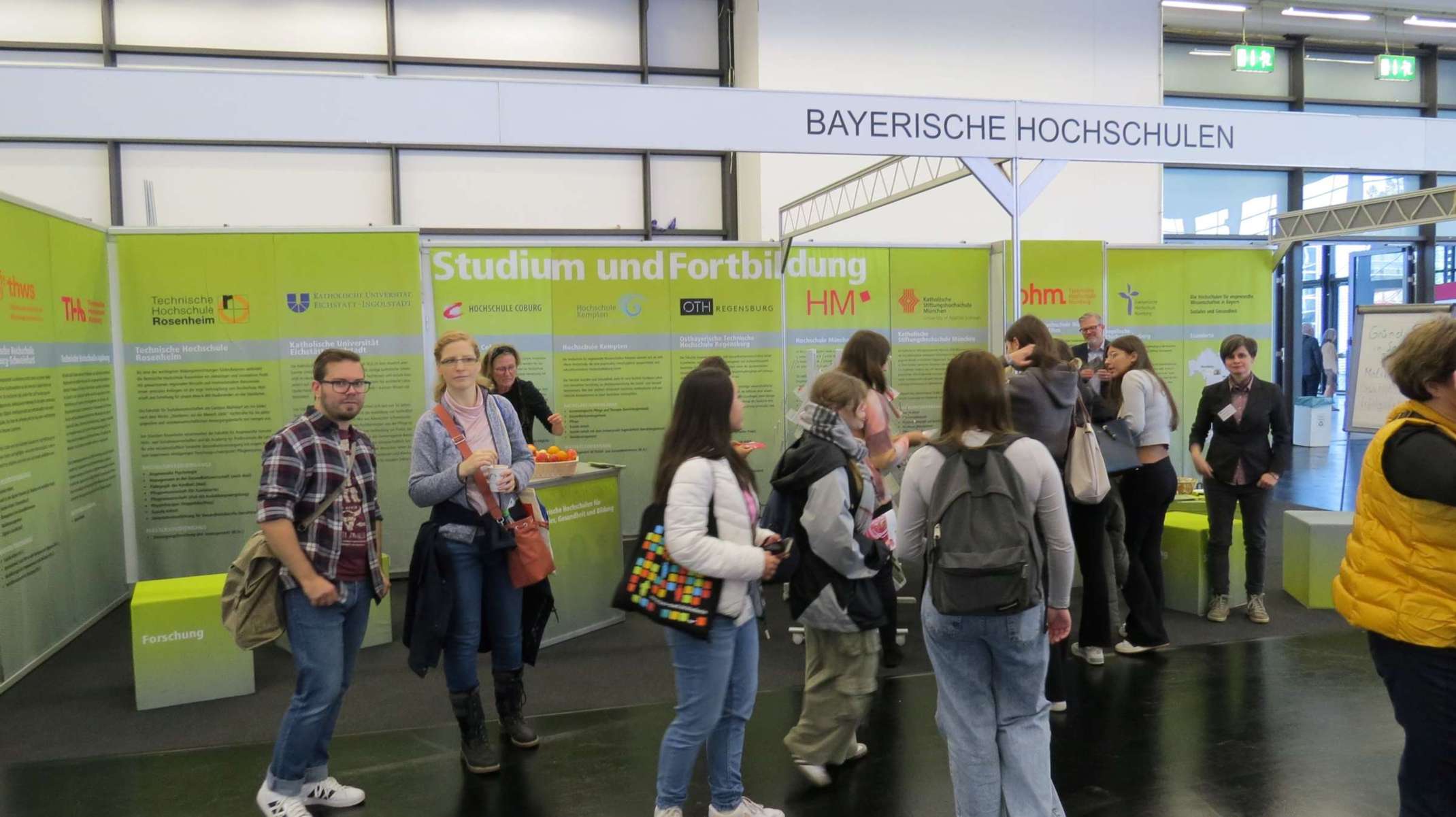 Blick auf den Messestand der Bayerischen Hochschuleb bei der diesjährigen ConSozial