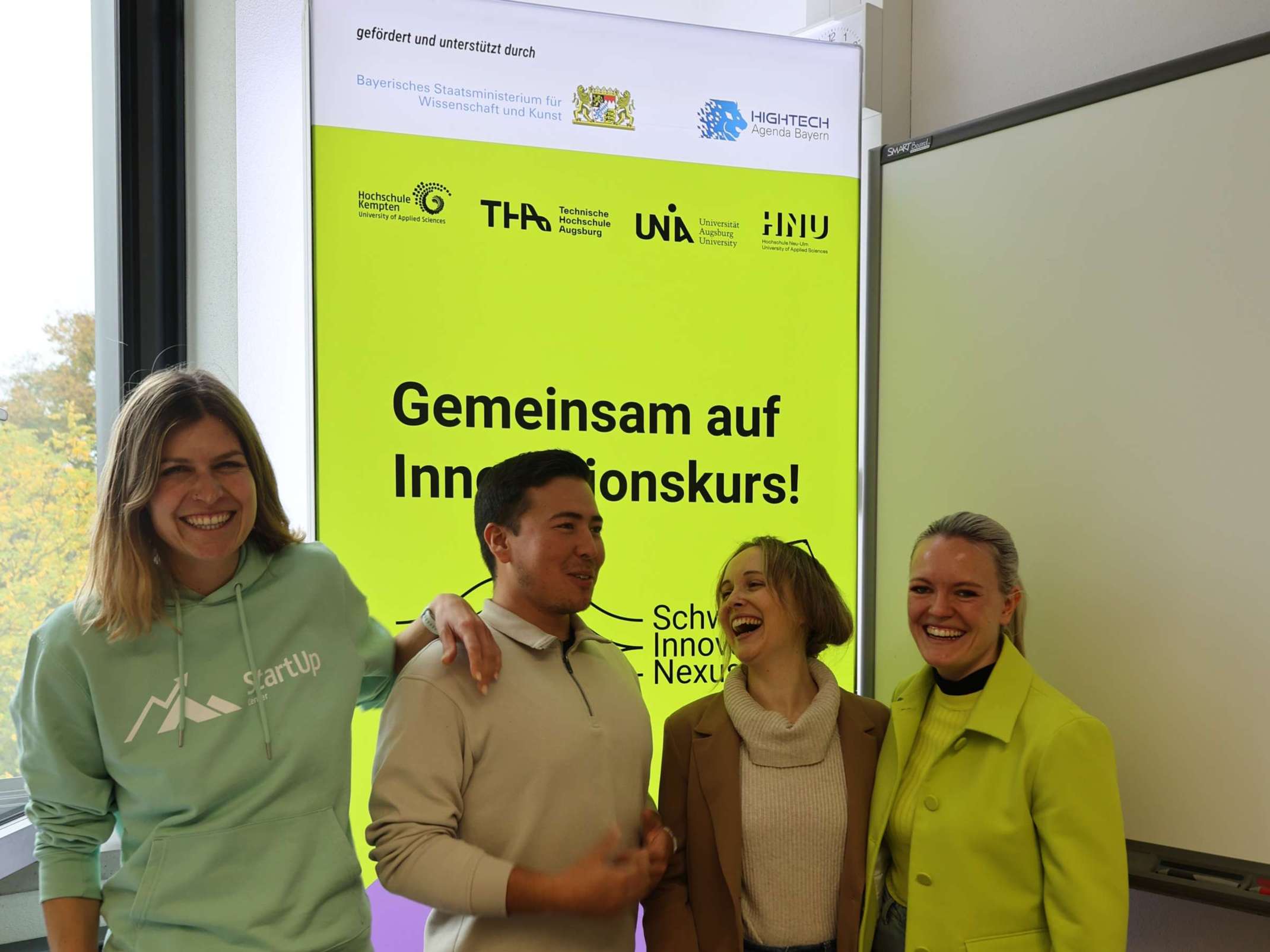 Das Team hinter den Kulissen: Sabrina Branner von der HS Kempten, Twain Stolz von der Uni Augsburg, Carina Volk-Schor von der HS Neu-Ulm und Gastgeberin Inga Wiedemann von der TH Augsburg