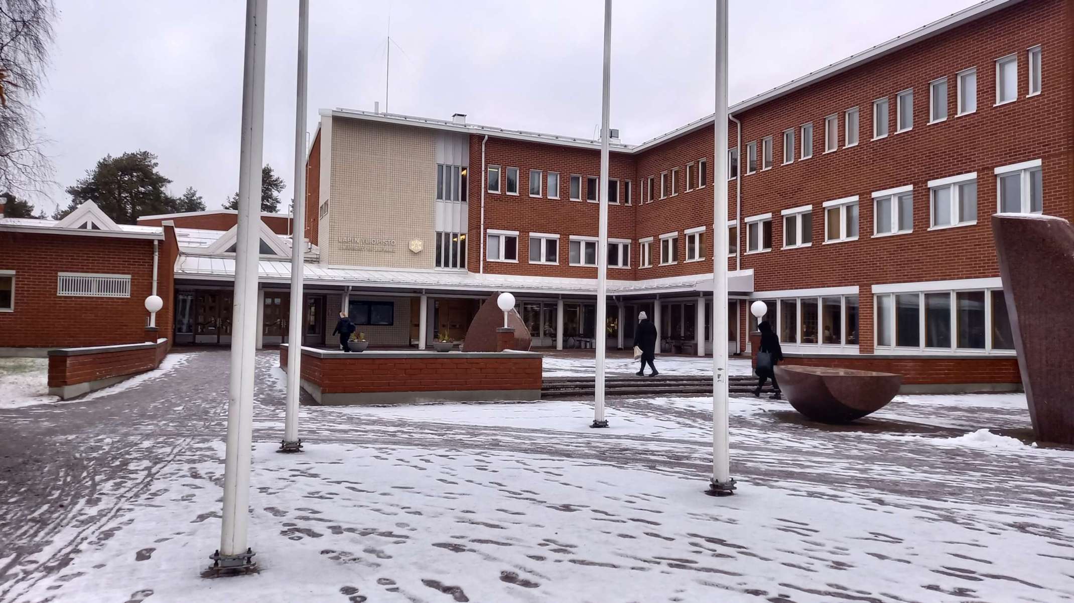 Das Universitätsgebäude von außen (Eingangsbereich)