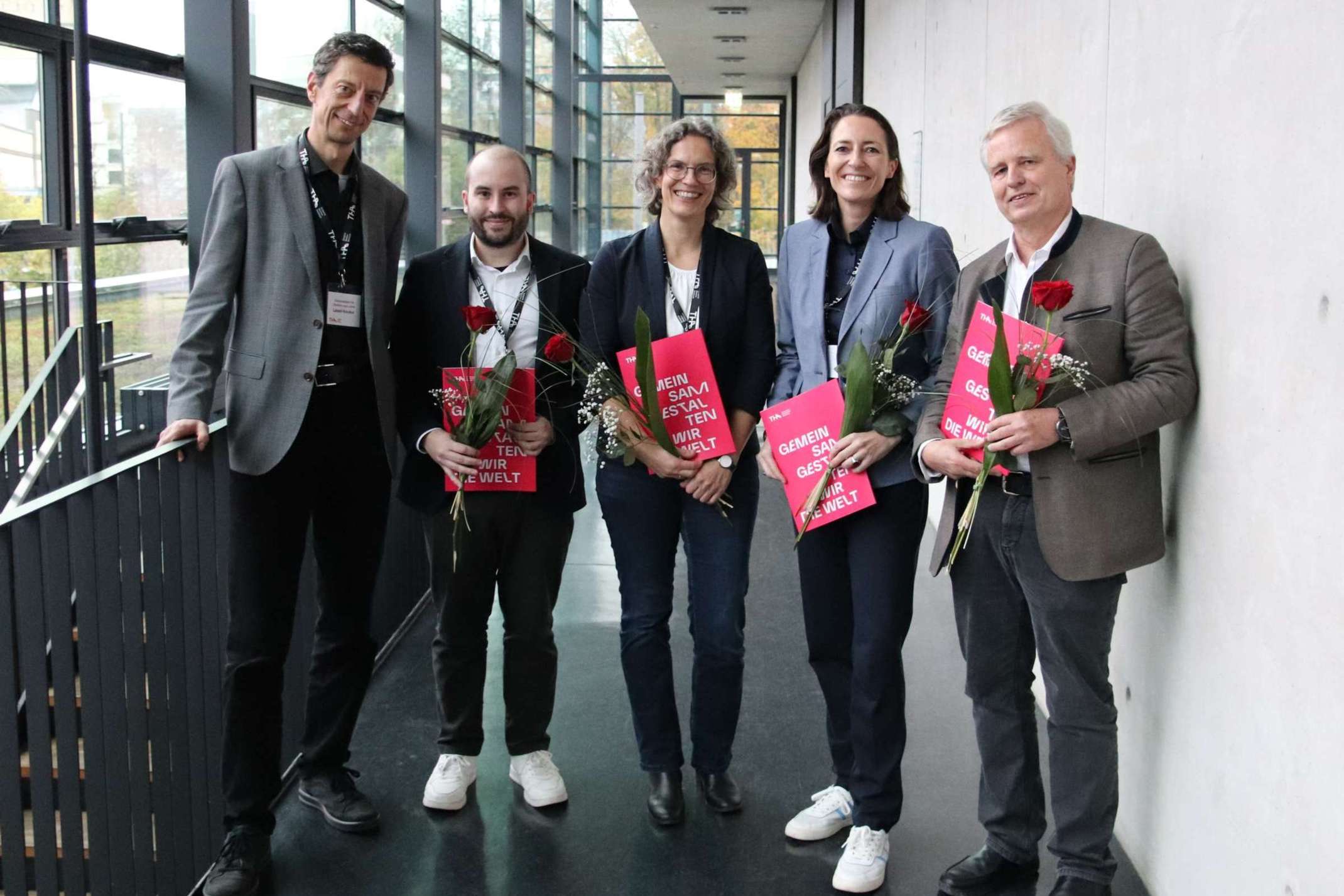 Preistragende des Lehrpreises mit Prof. Dr. phil. habil. László Kovács (v.l.): Benedikt Seifert, Claudia Meitinger, Eva Lermer und Wolfgang Rommel. Bild: Verena Kiss/THA