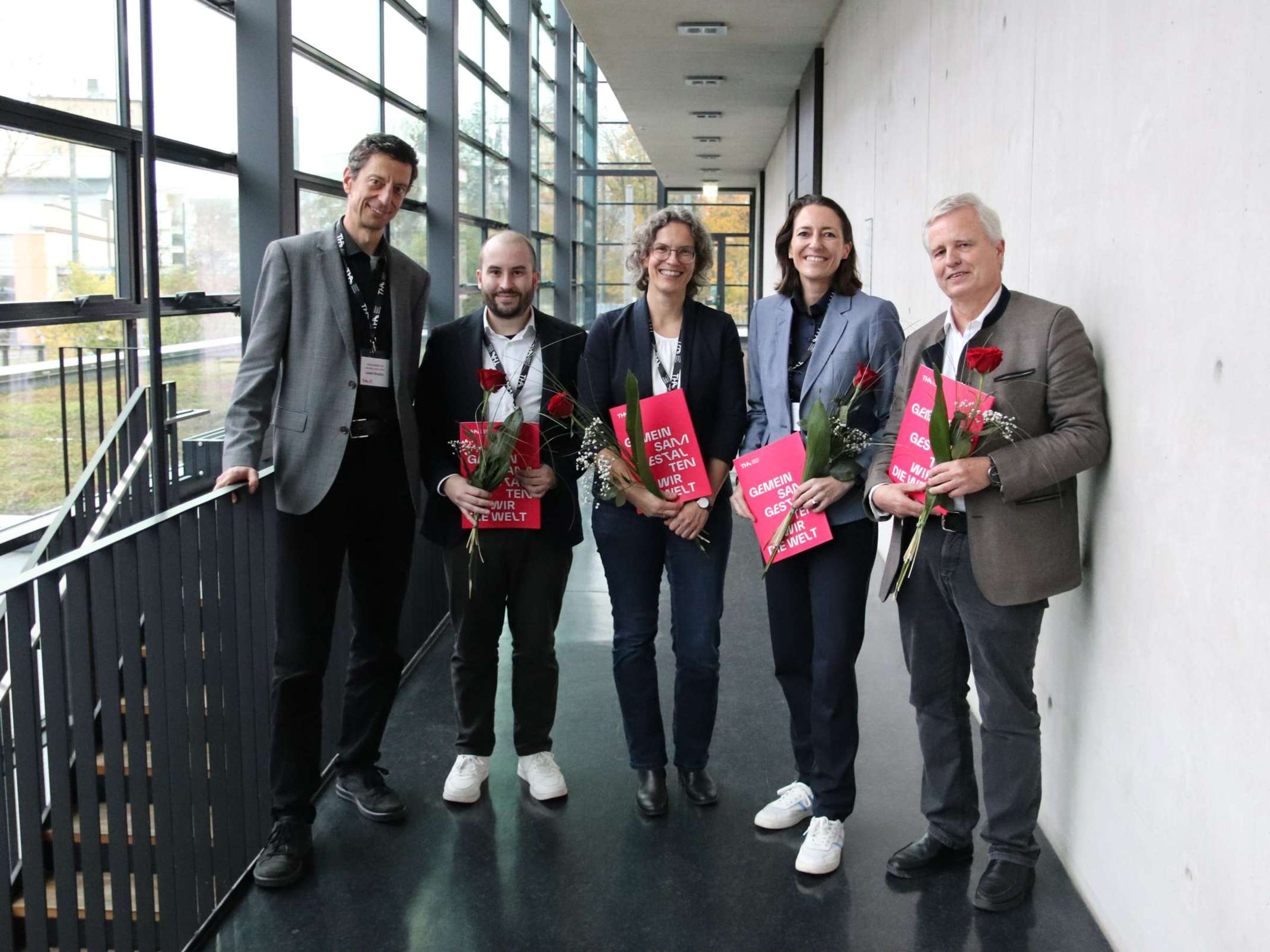 Preistragende des Lehrpreises mit Prof. Dr. phil. habil. László Kovács (v.l.): Benedikt Seifert, Claudia Meitinger, Eva Lermer und Wolfgang Rommel. Bild: Verena Kiss/THA